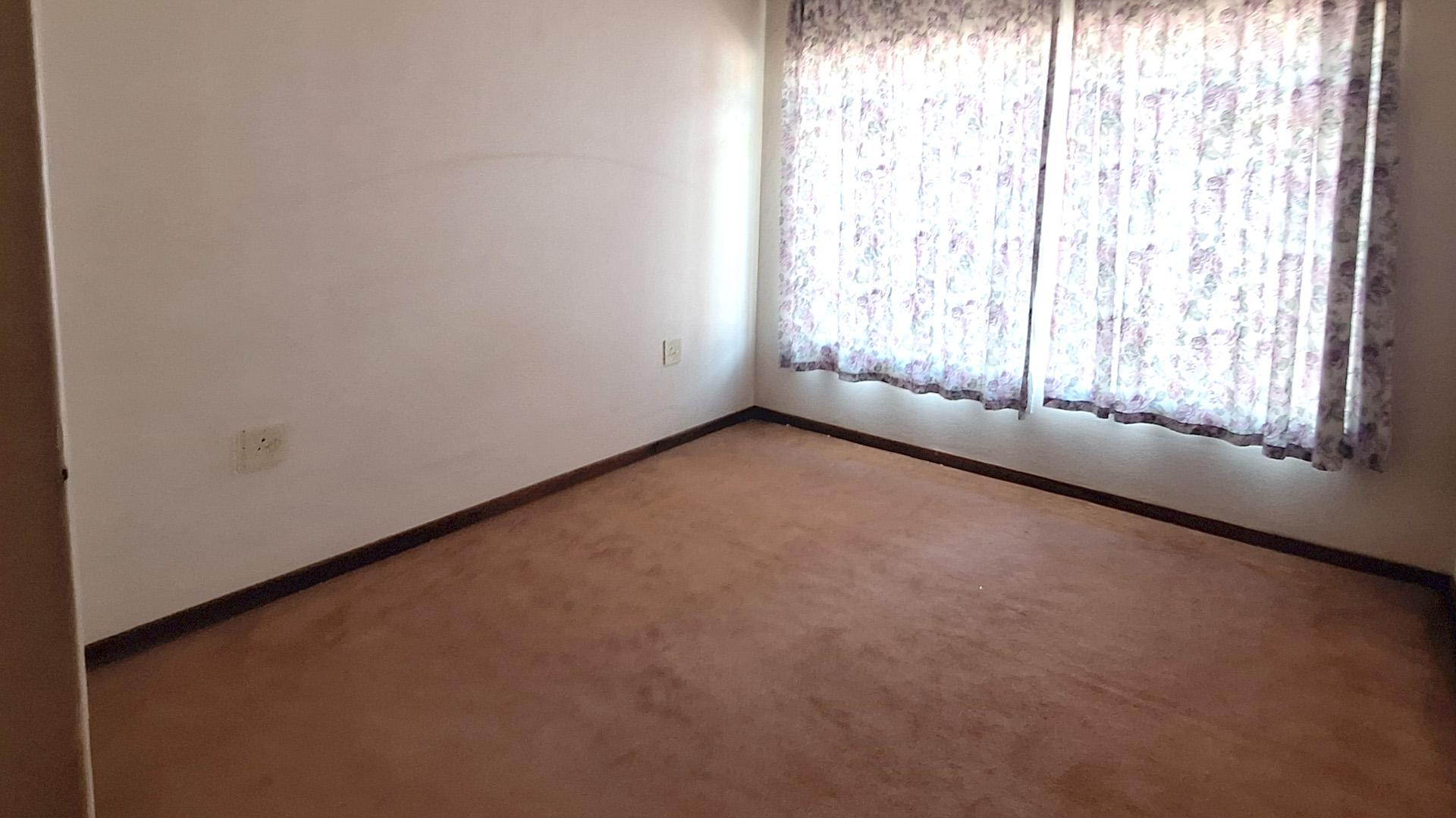 Bed Room 1 of property in Standerton