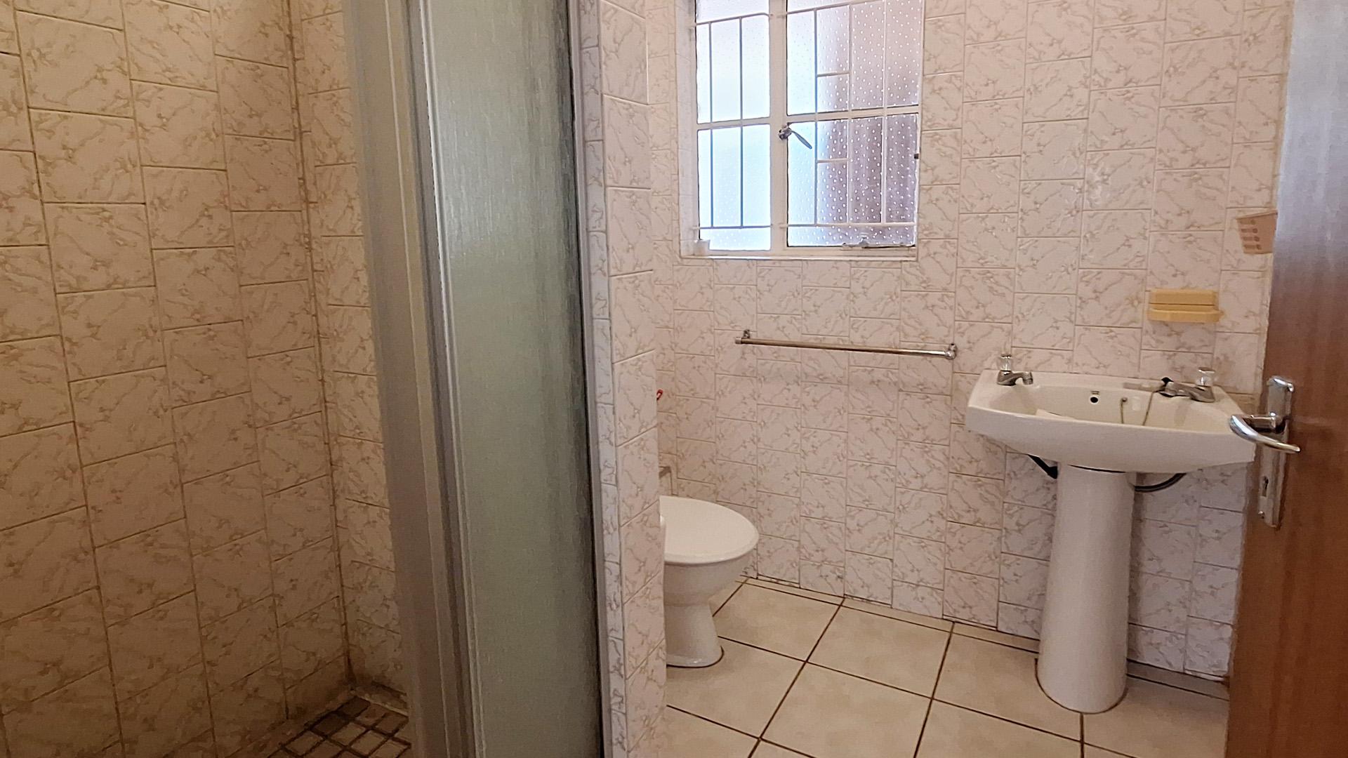 Bathroom 1 of property in Standerton