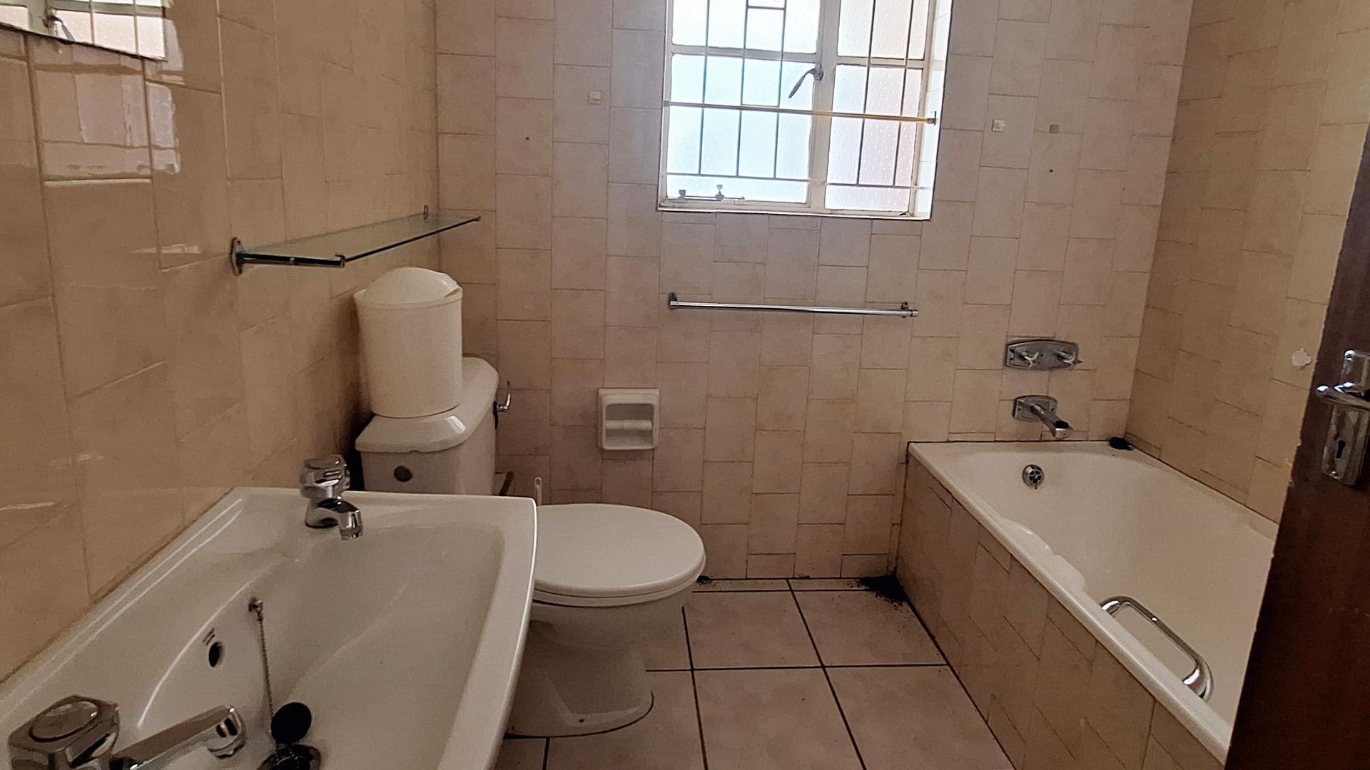 Bathroom 2 of property in Standerton