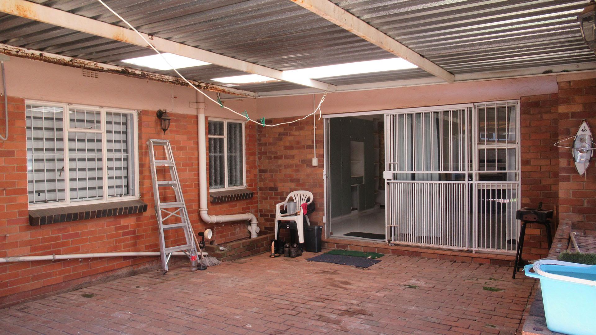 Braai Area - 35 square meters of property in Discovery
