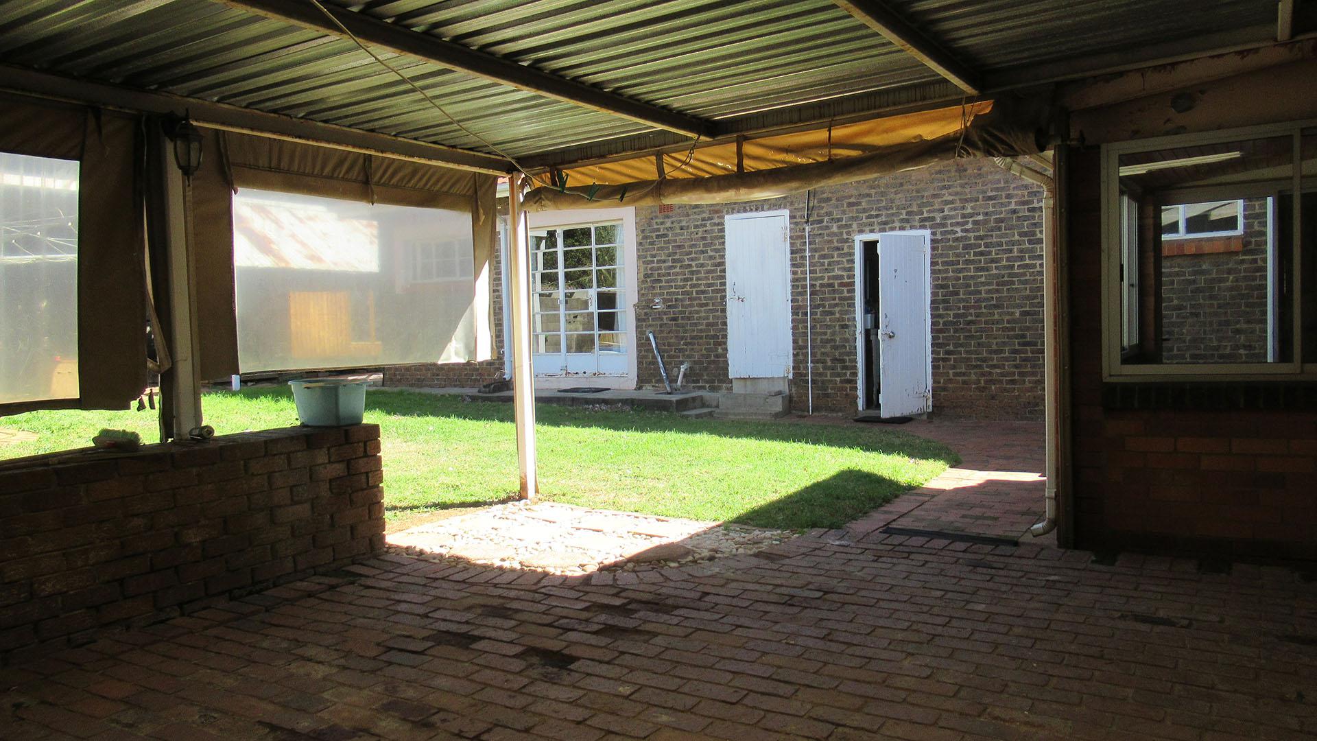 Braai Area - 35 square meters of property in Discovery