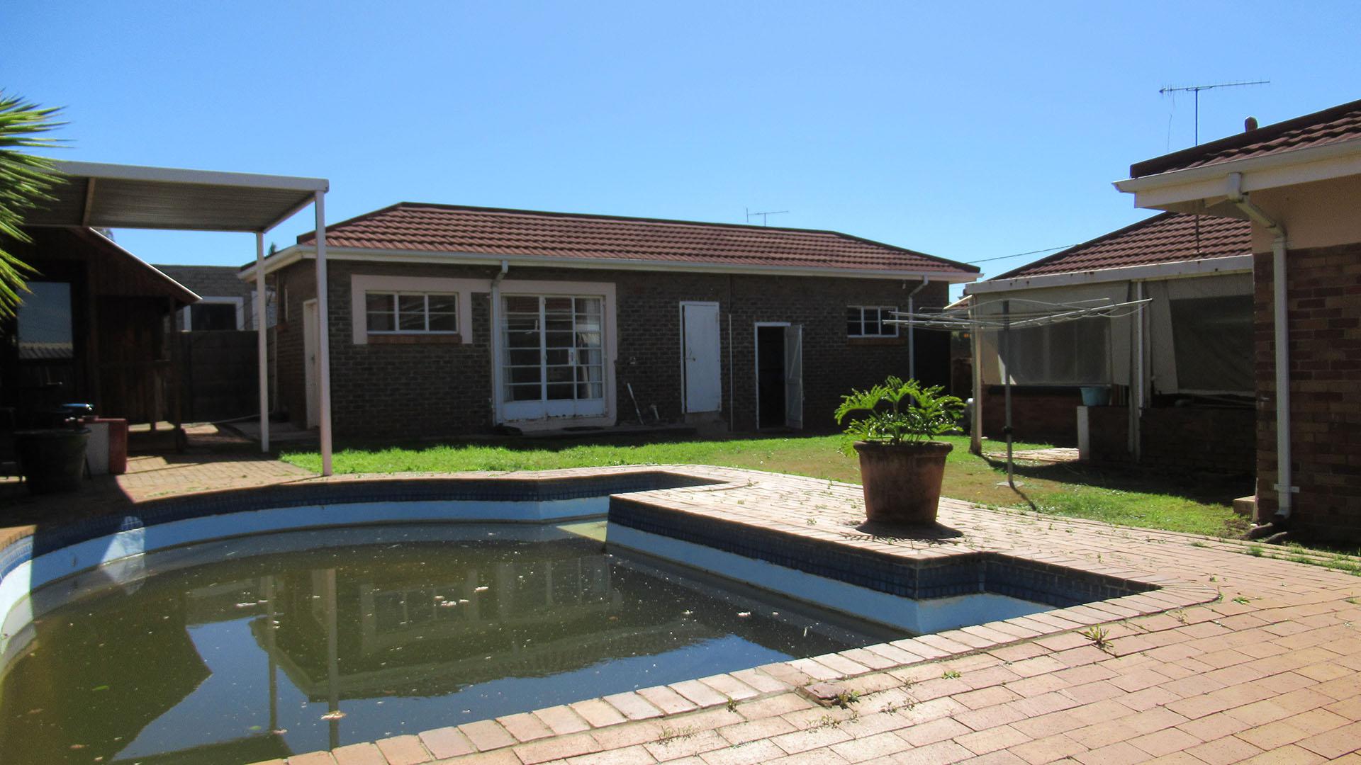Swimming Pool of property in Discovery