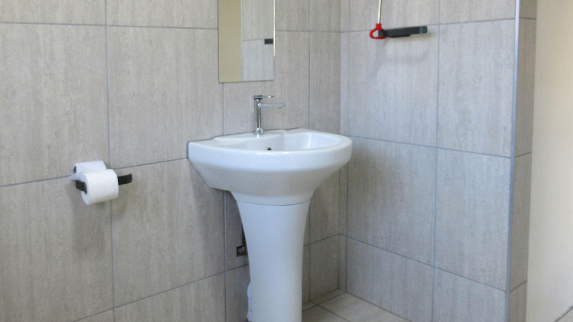 Main Bathroom - 8 square meters of property in Discovery
