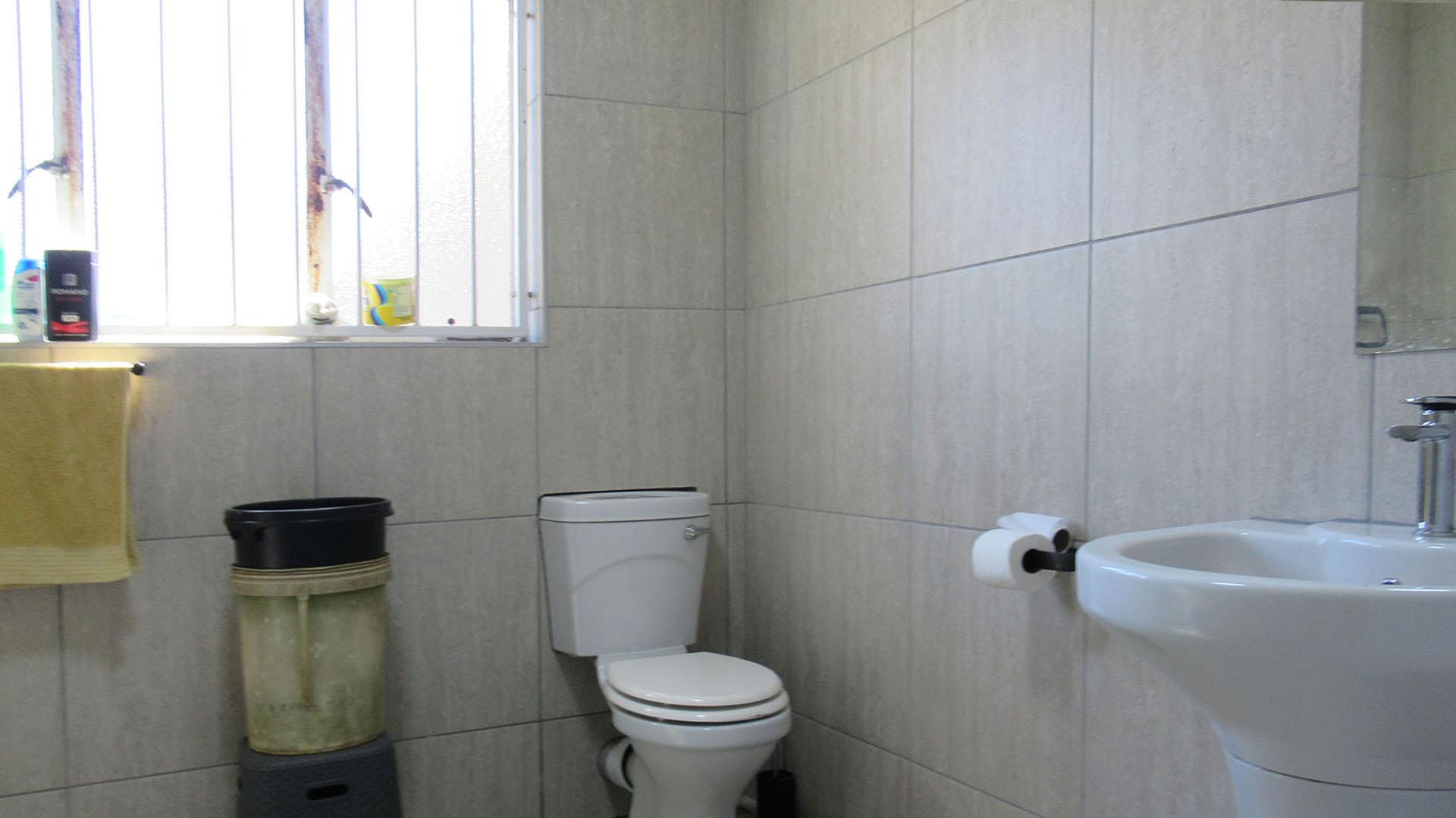 Main Bathroom - 8 square meters of property in Discovery