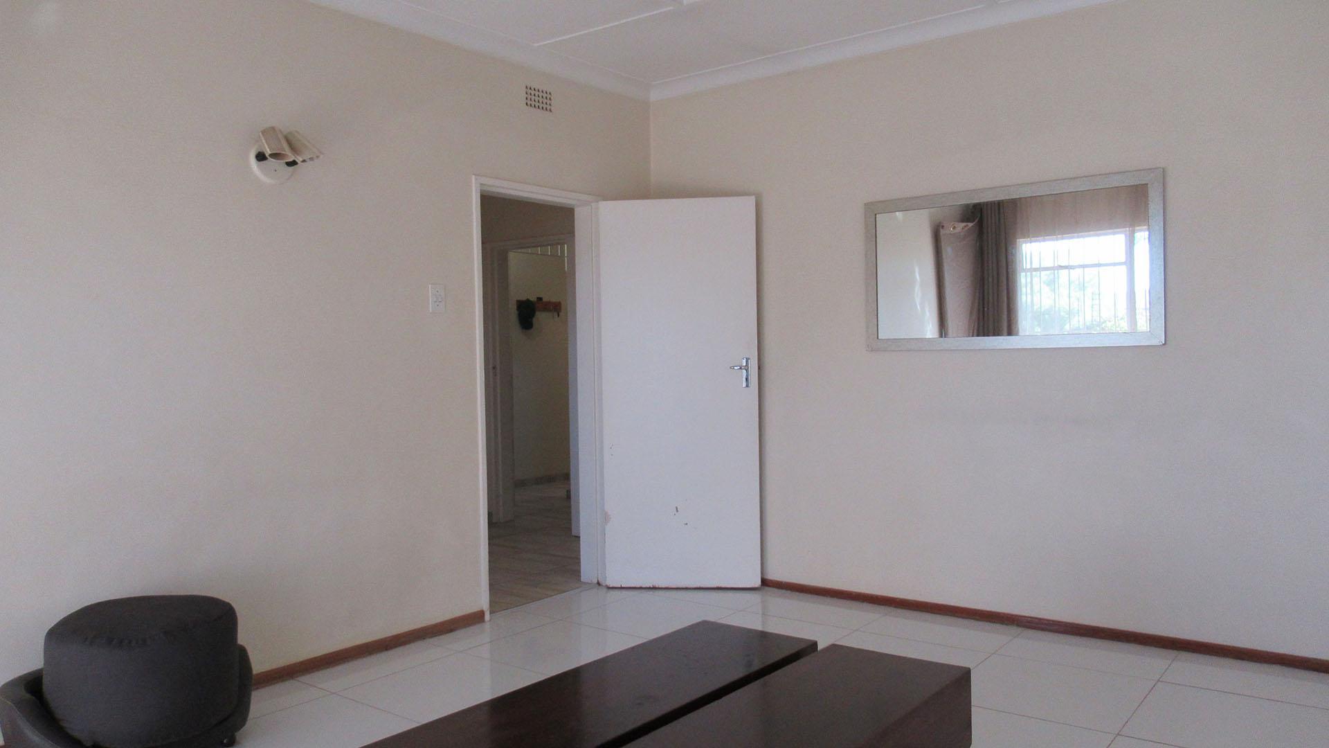 Lounges - 23 square meters of property in Discovery