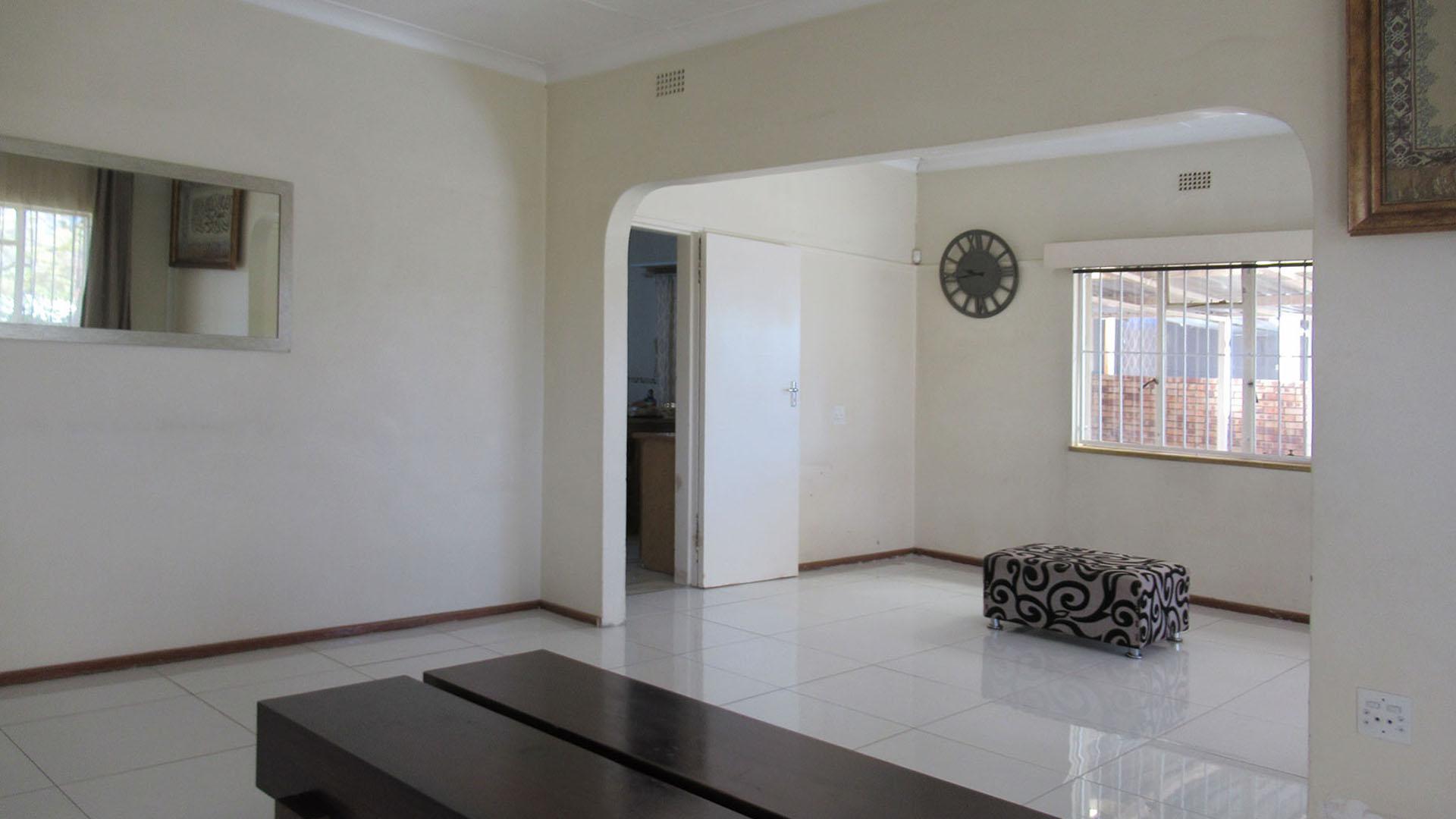 Lounges - 23 square meters of property in Discovery