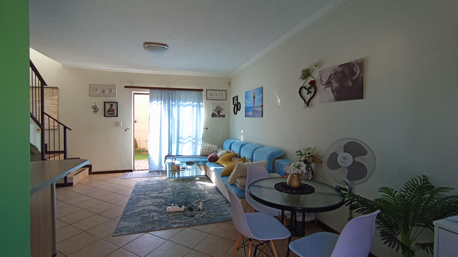 Lounges - 20 square meters of property in Midrand