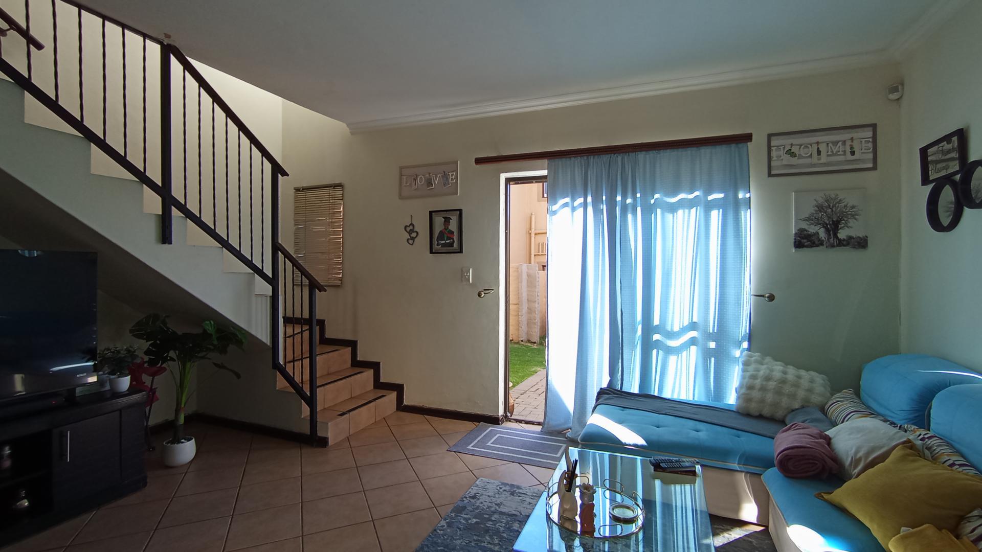 Lounges - 20 square meters of property in Midrand