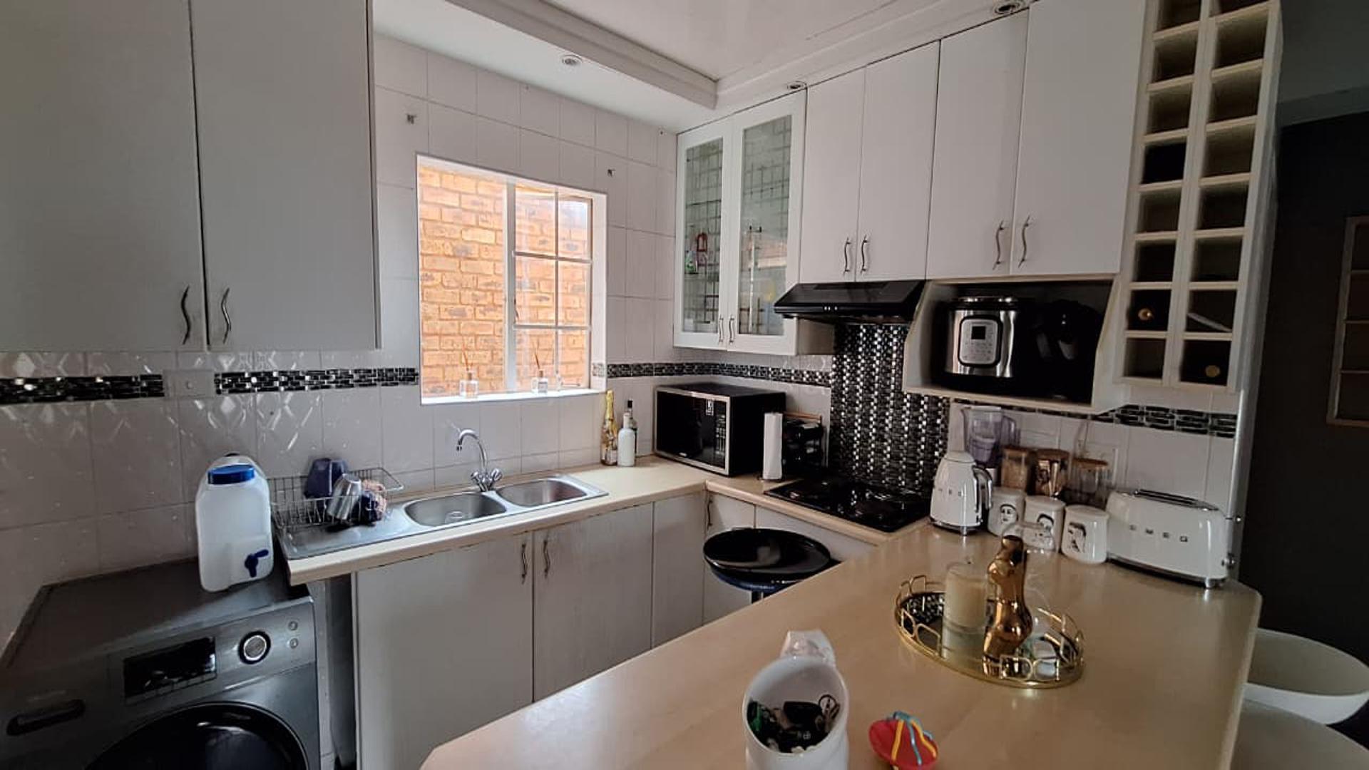 Kitchen - 10 square meters of property in Chloorkop