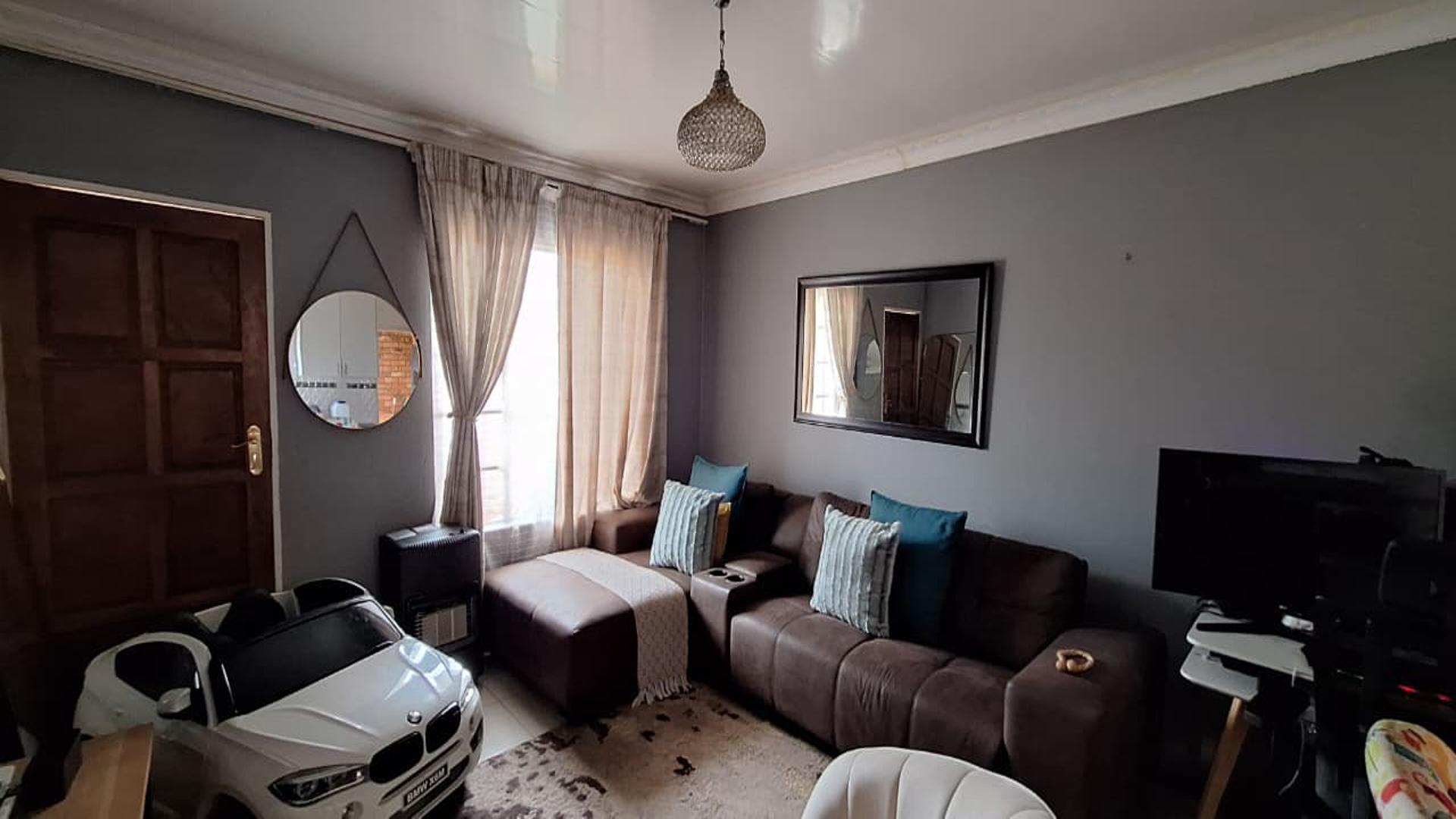Lounges - 17 square meters of property in Chloorkop