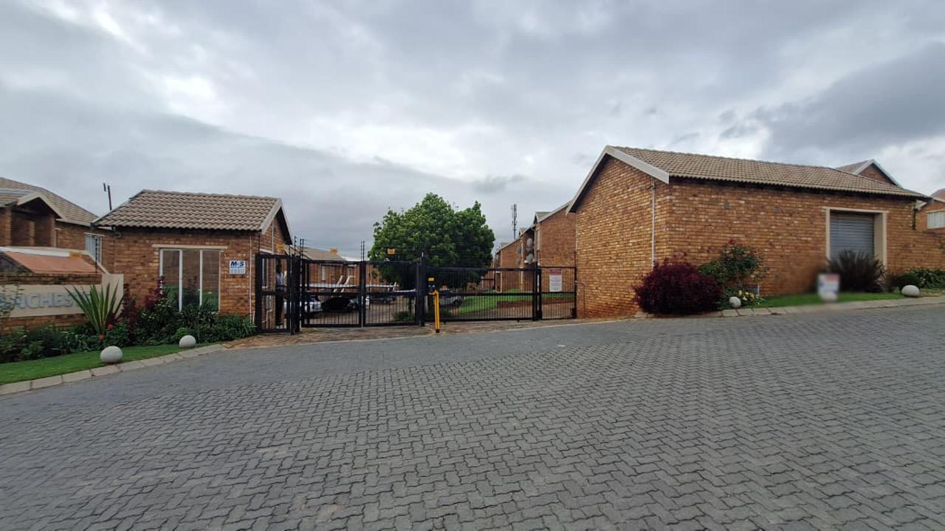 Front View of property in Chloorkop