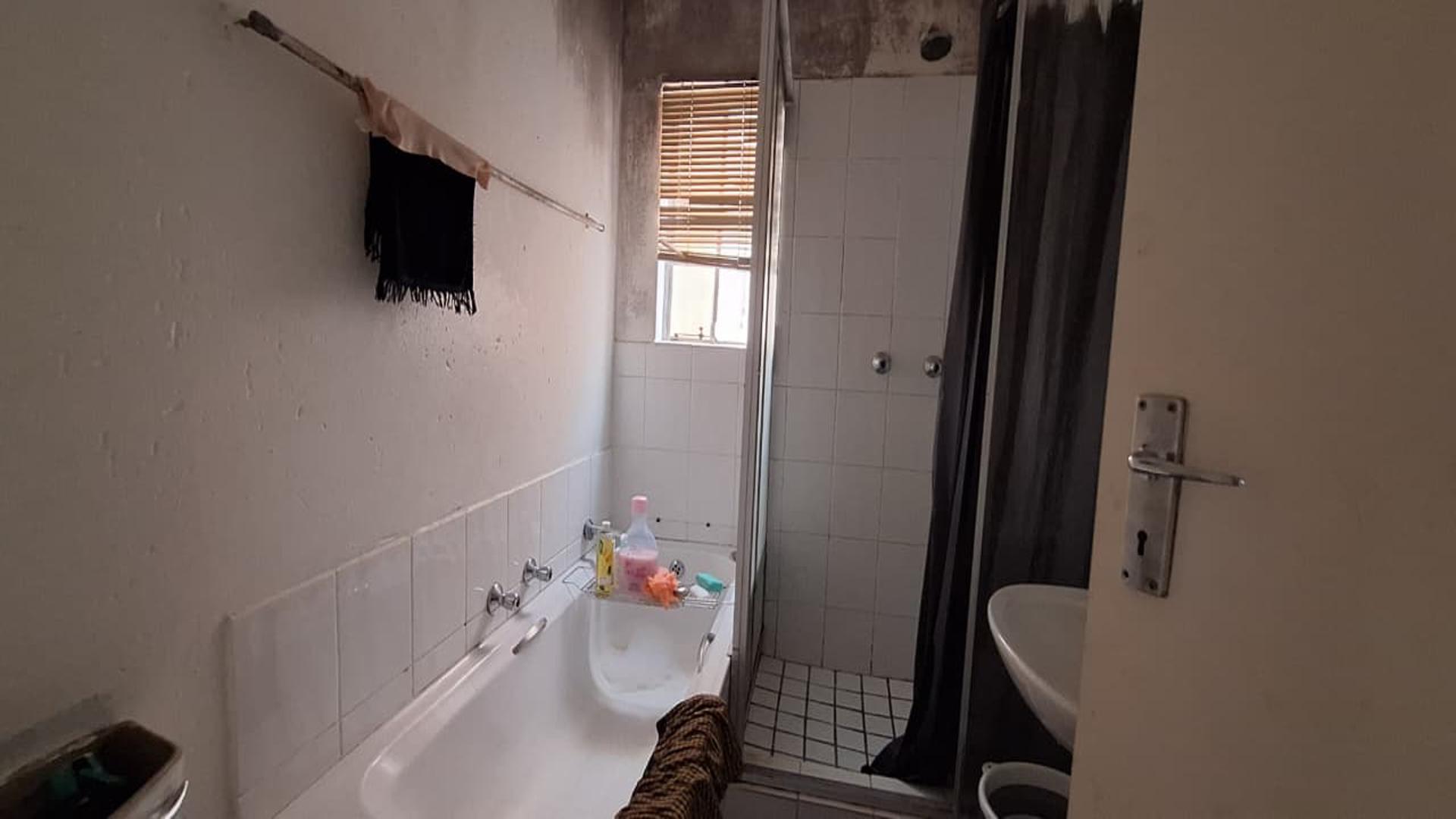 Bathroom 1 - 5 square meters of property in Chloorkop