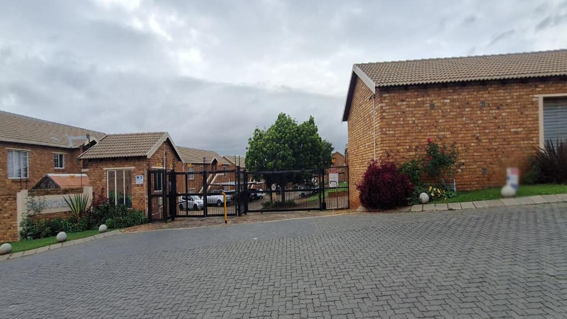 Front View of property in Chloorkop
