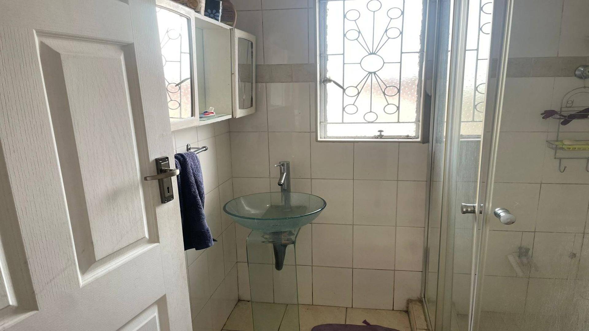 Bathroom 1 - 21 square meters of property in Raisethorpe