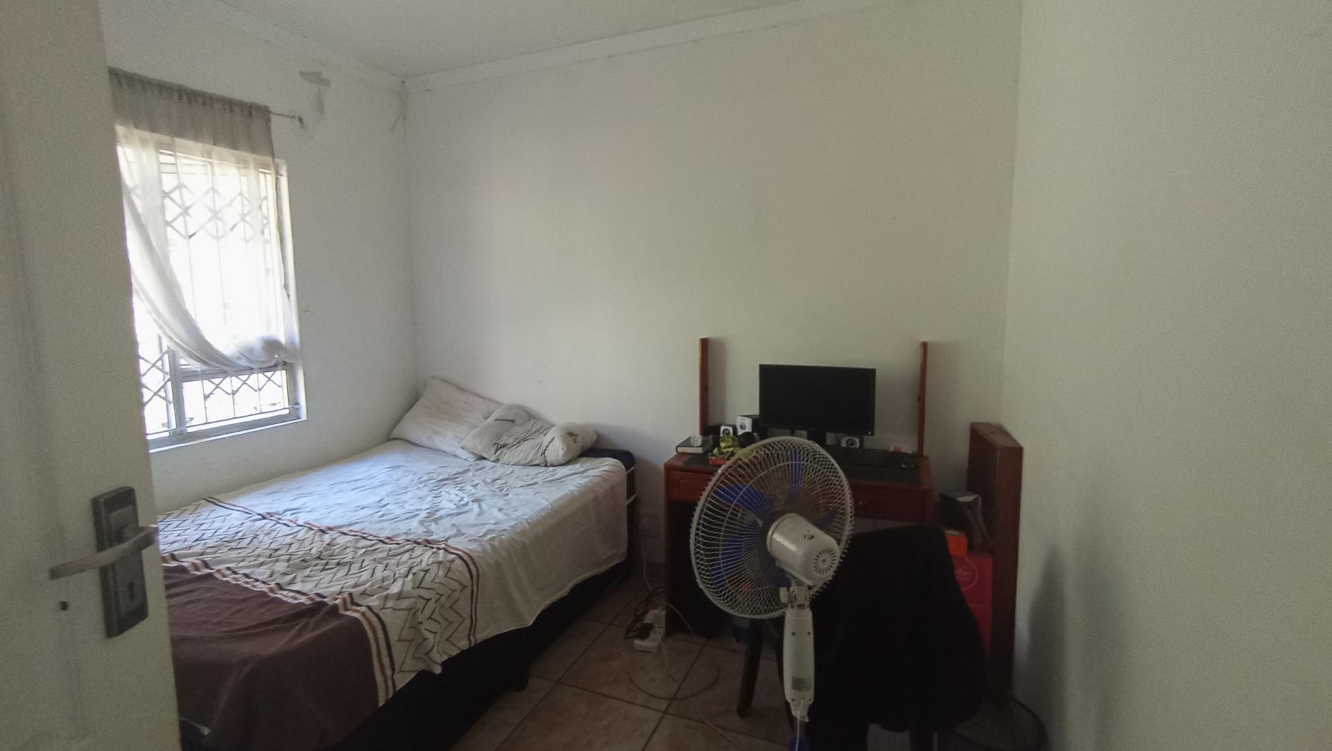 Bed Room 2 - 10 square meters of property in Sea View 