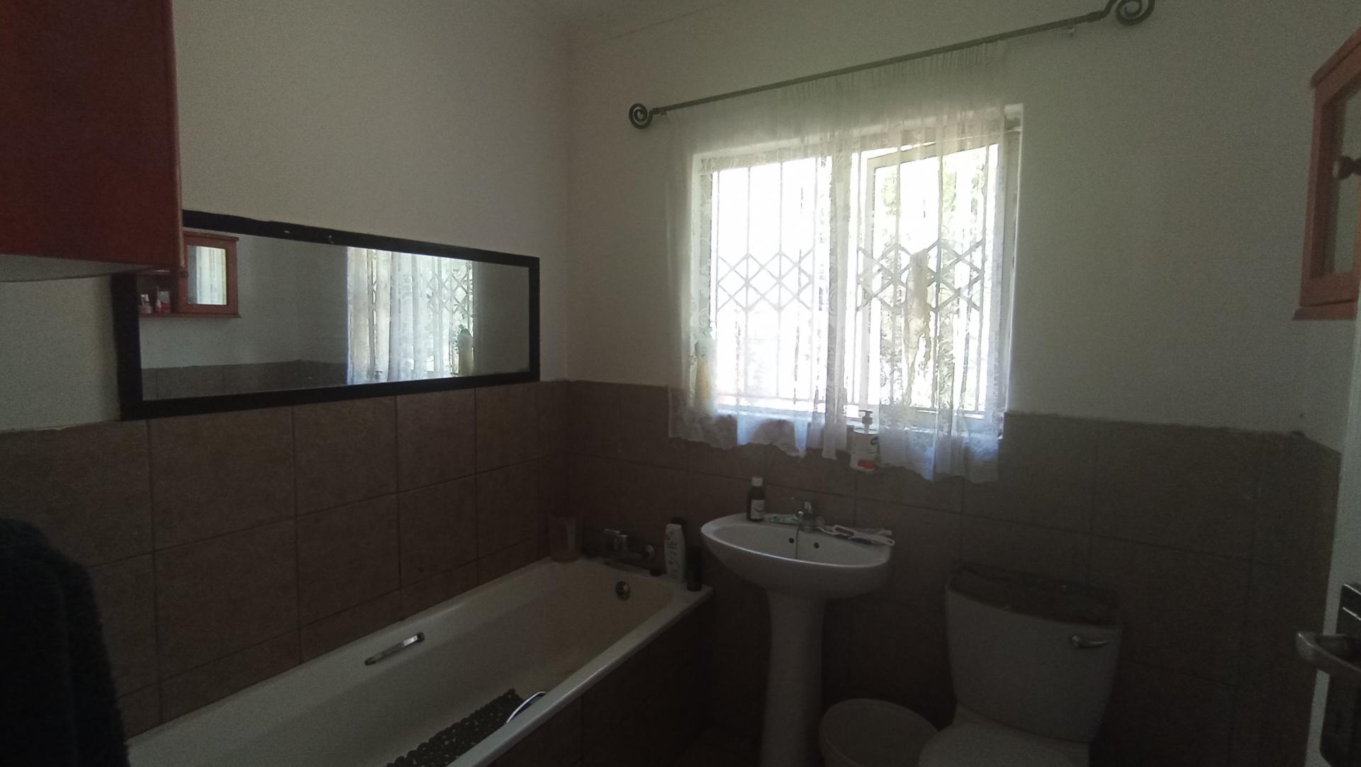 Bathroom 2 of property in Sea View 