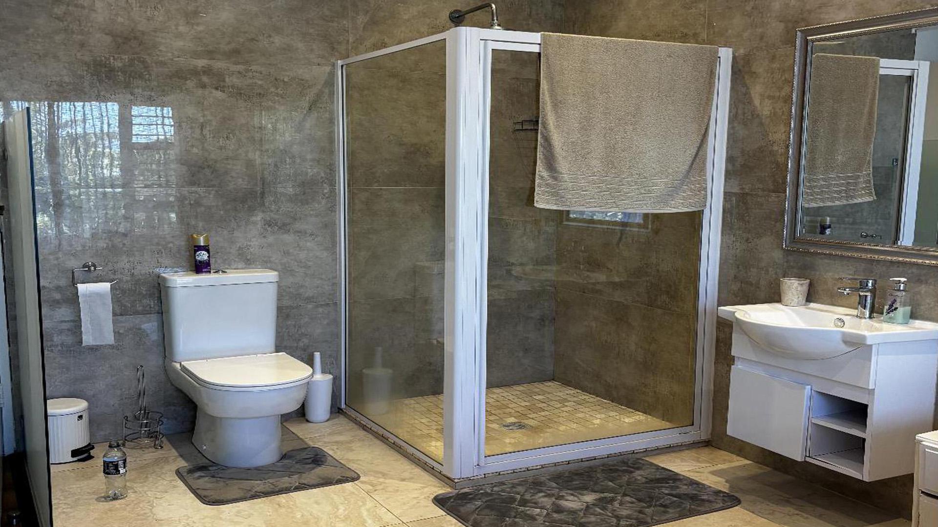 Bathroom 2 of property in Plettenberg Bay