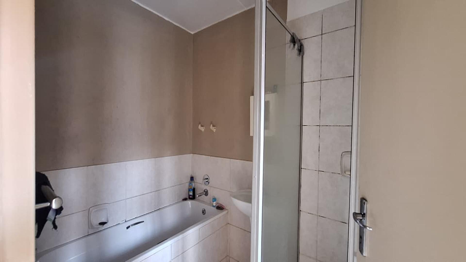 Bathroom 1 - 7 square meters of property in Comet