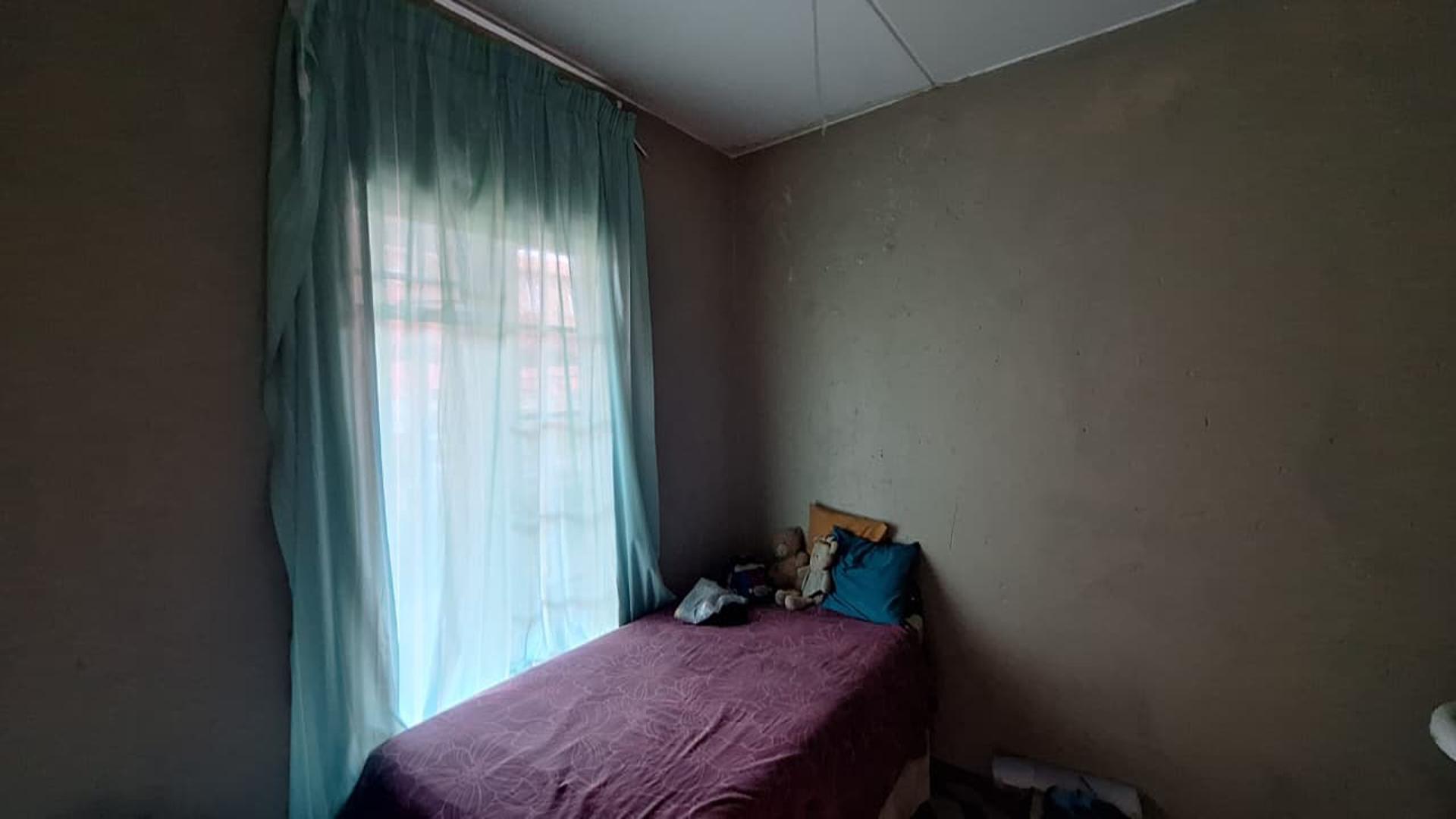 Bed Room 2 - 9 square meters of property in Comet