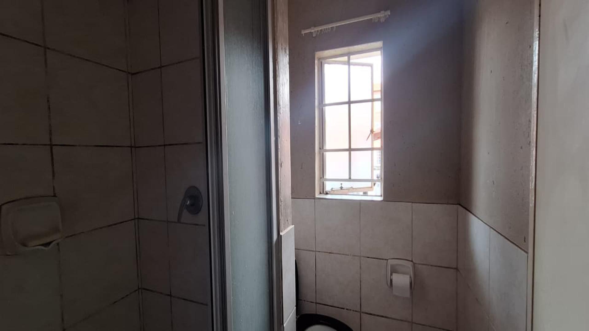 Bathroom 1 - 7 square meters of property in Comet