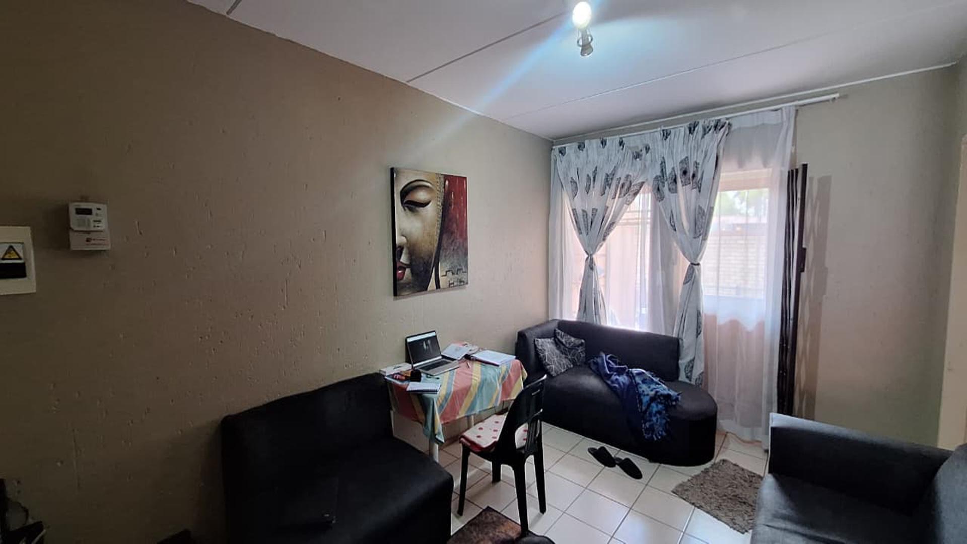 Lounges - 19 square meters of property in Comet