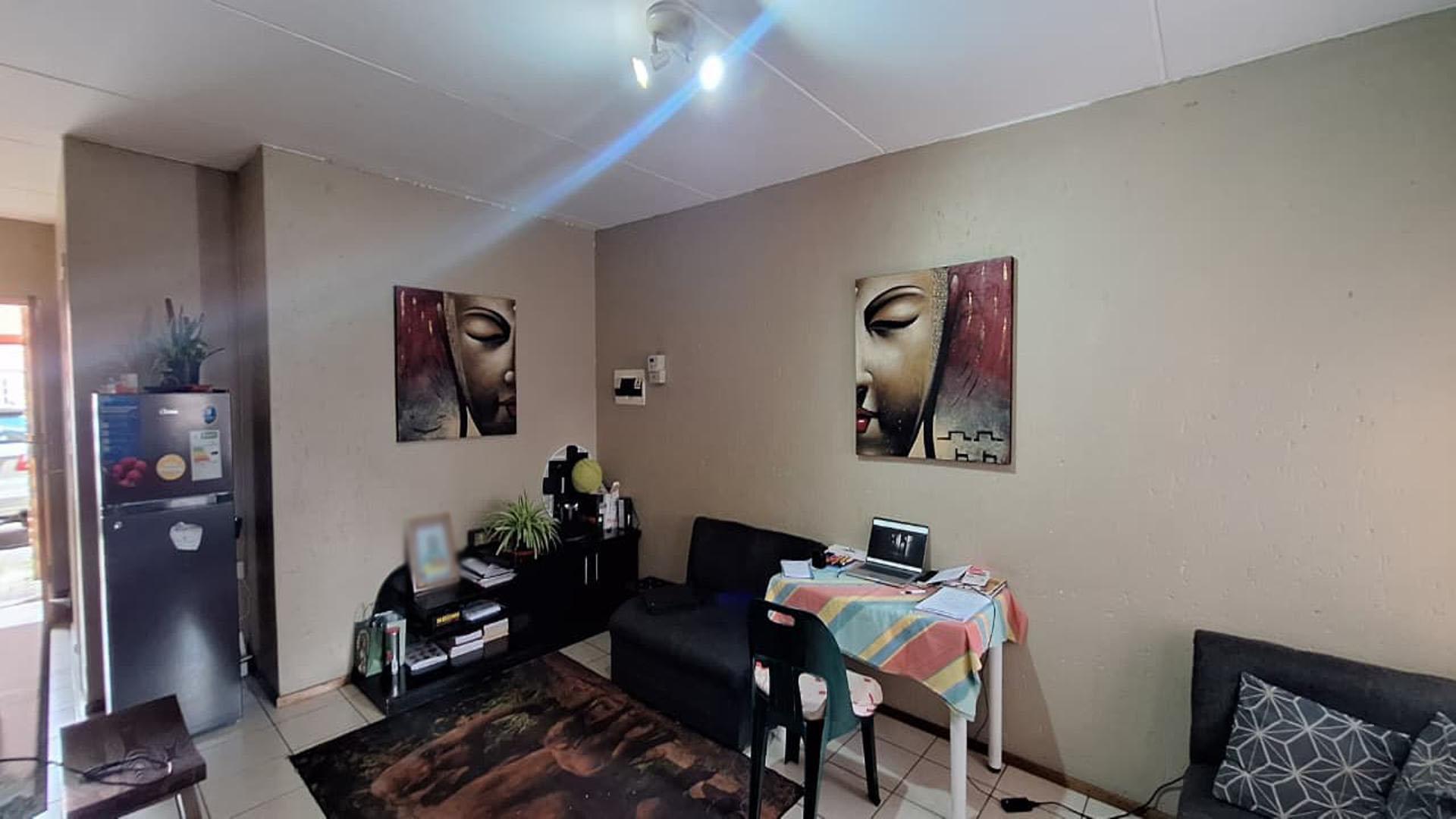 Lounges - 19 square meters of property in Comet