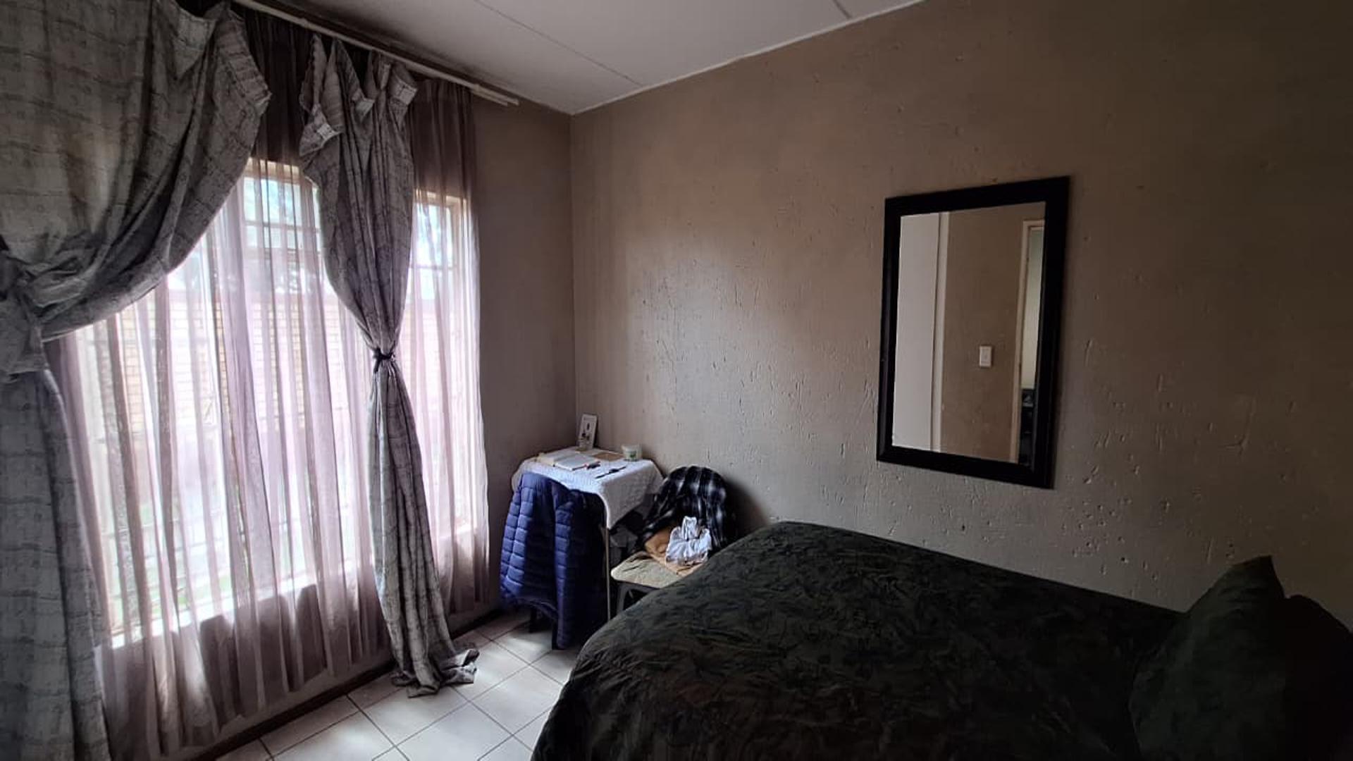 Bed Room 1 - 12 square meters of property in Comet