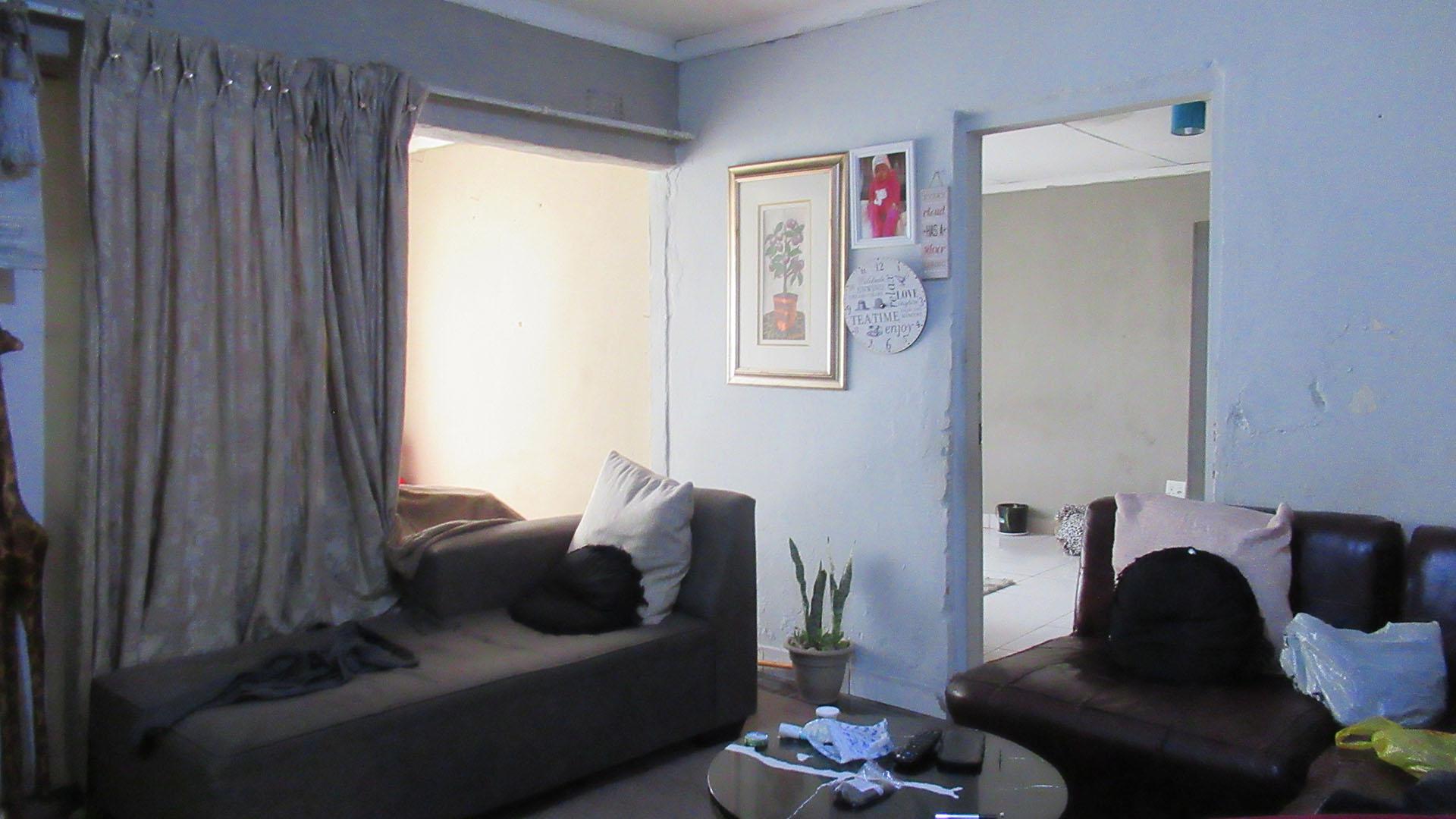Lounges - 22 square meters of property in Commercia