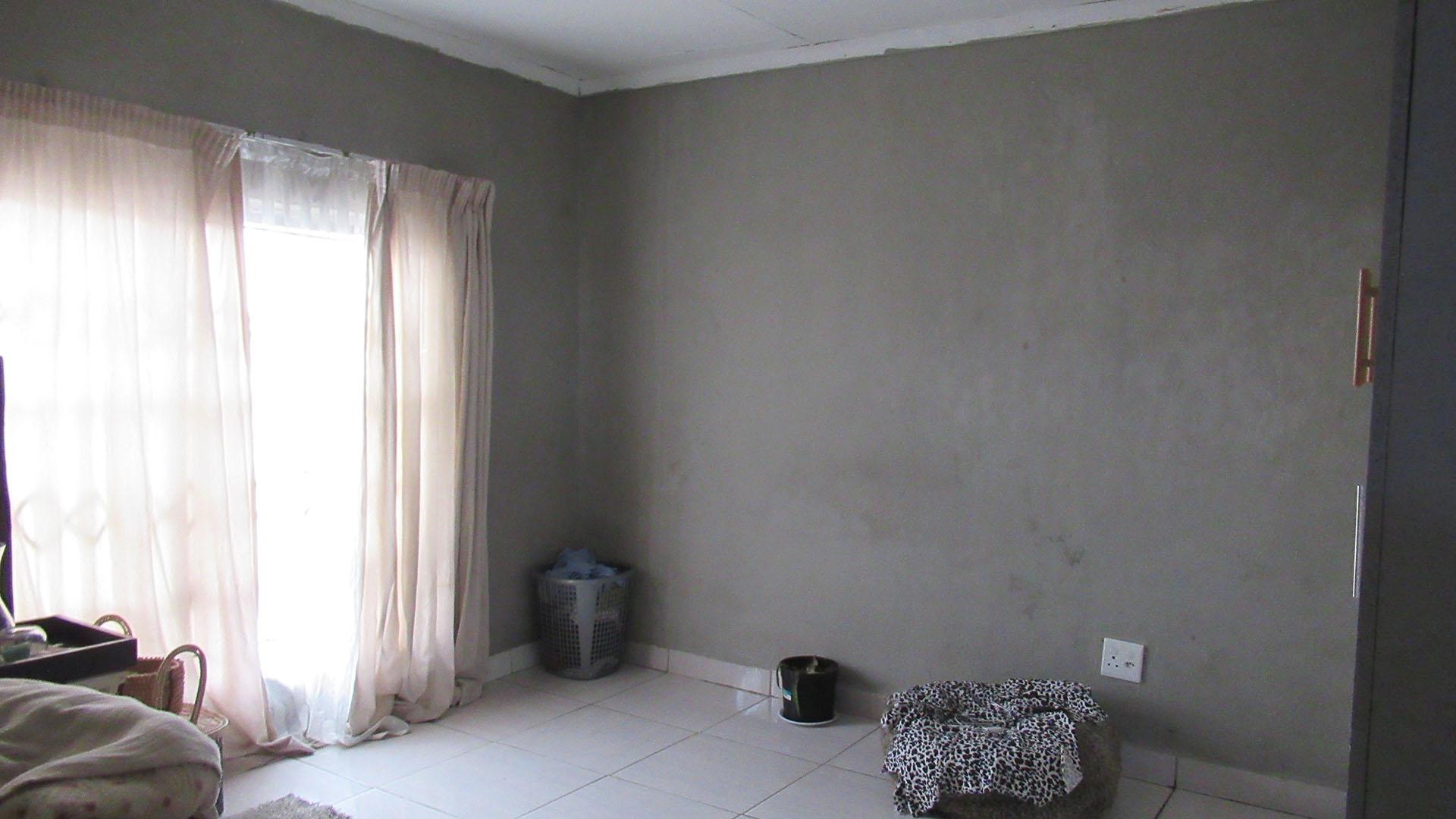 Bed Room 1 - 24 square meters of property in Commercia