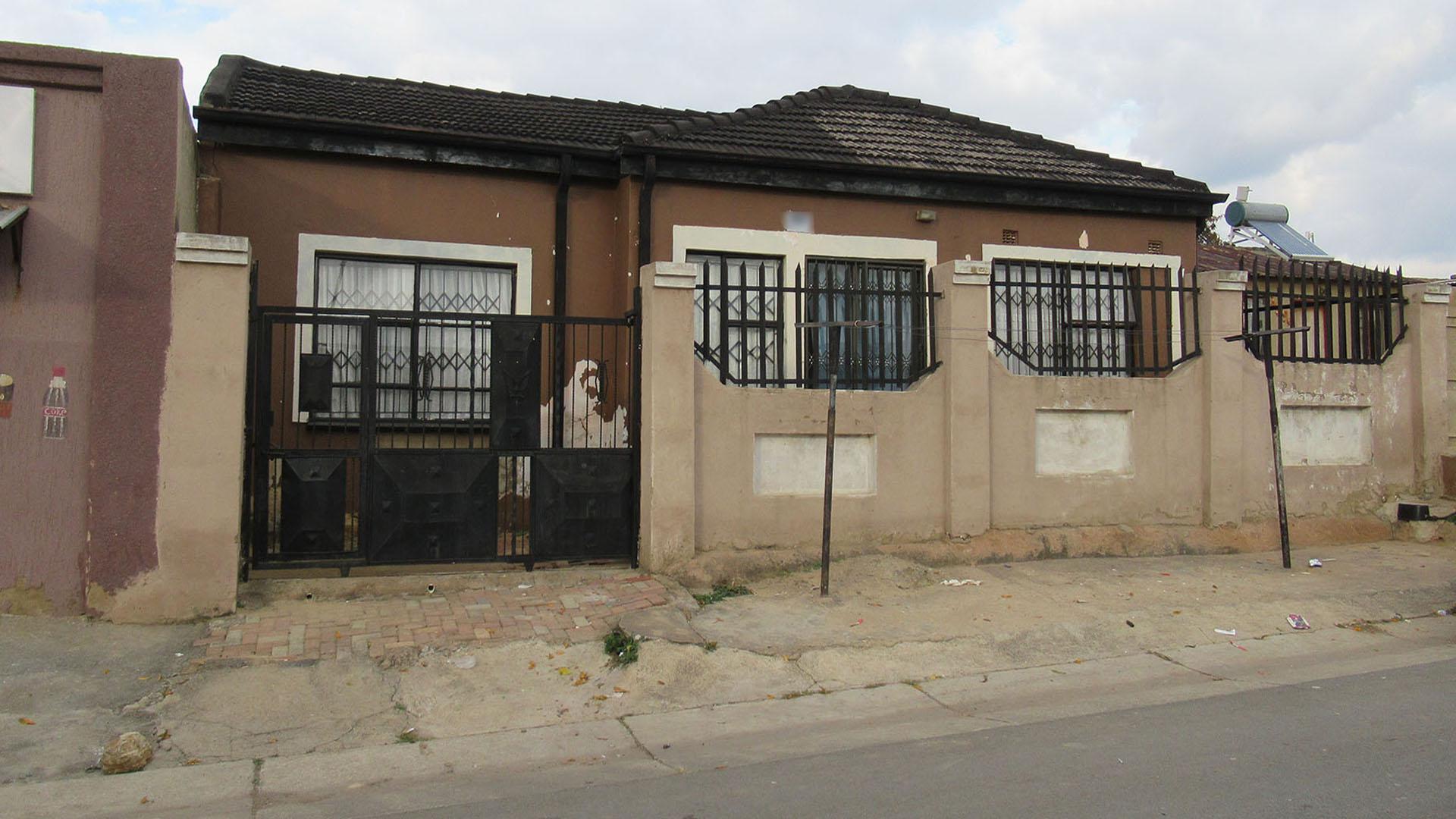 Front View of property in Commercia