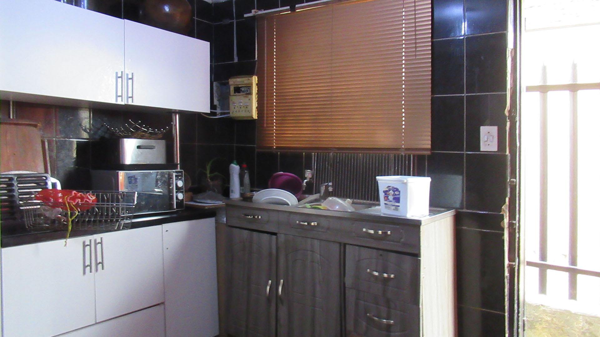 Kitchen - 10 square meters of property in Commercia