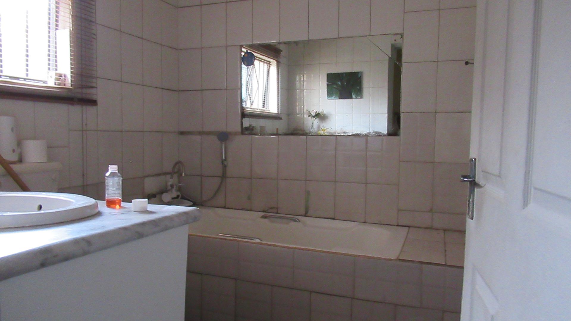 Bathroom 1 - 5 square meters of property in Commercia
