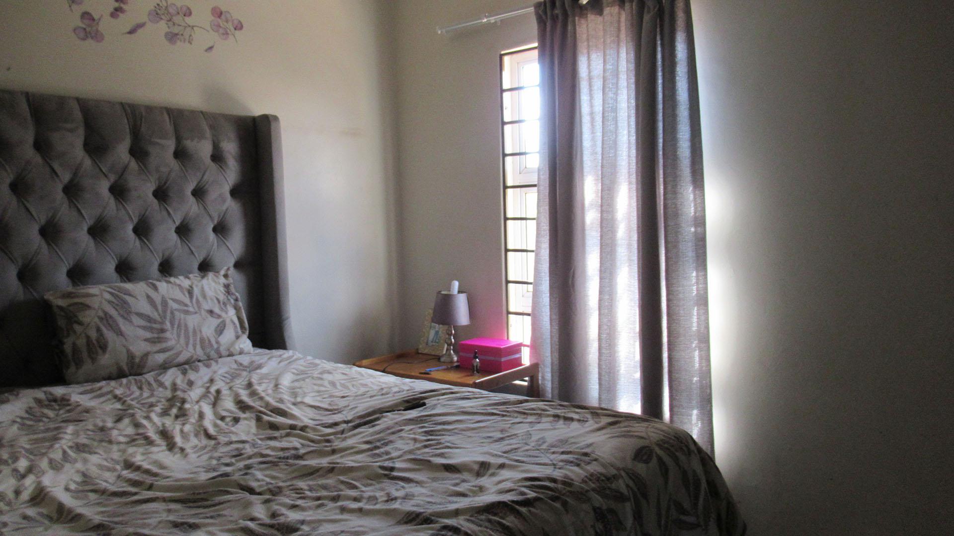 Bed Room 2 - 10 square meters of property in Lehae