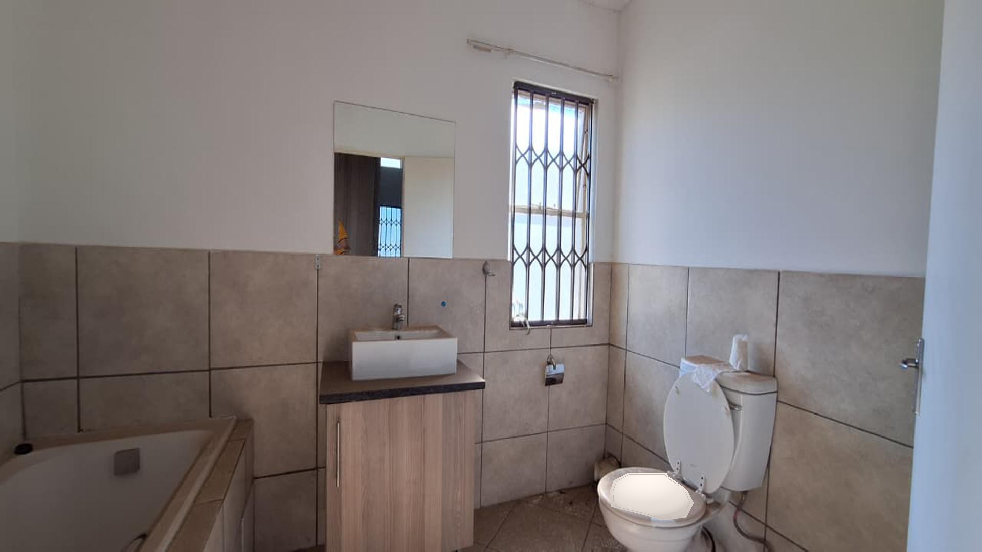 Bathroom 1 - 7 square meters of property in Albertsdal