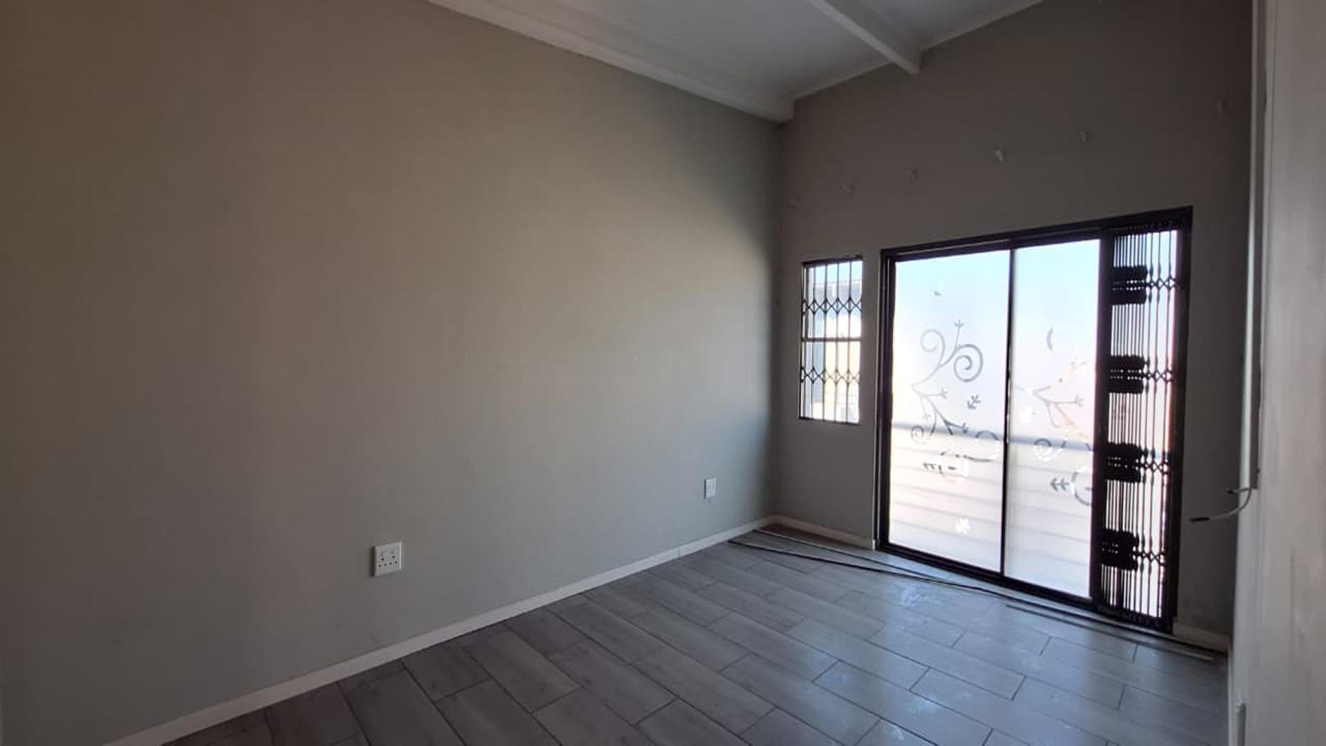 Main Bedroom - 19 square meters of property in Albertsdal