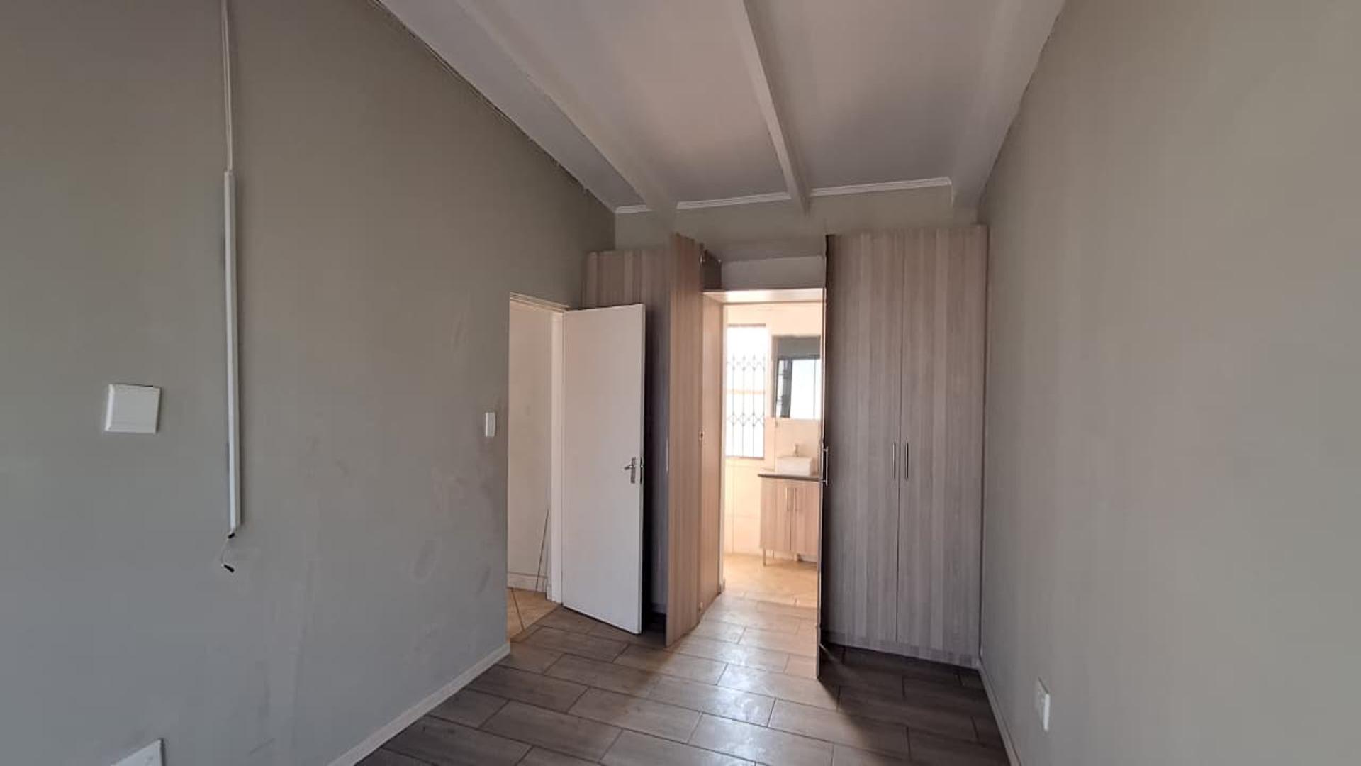 Main Bedroom - 19 square meters of property in Albertsdal