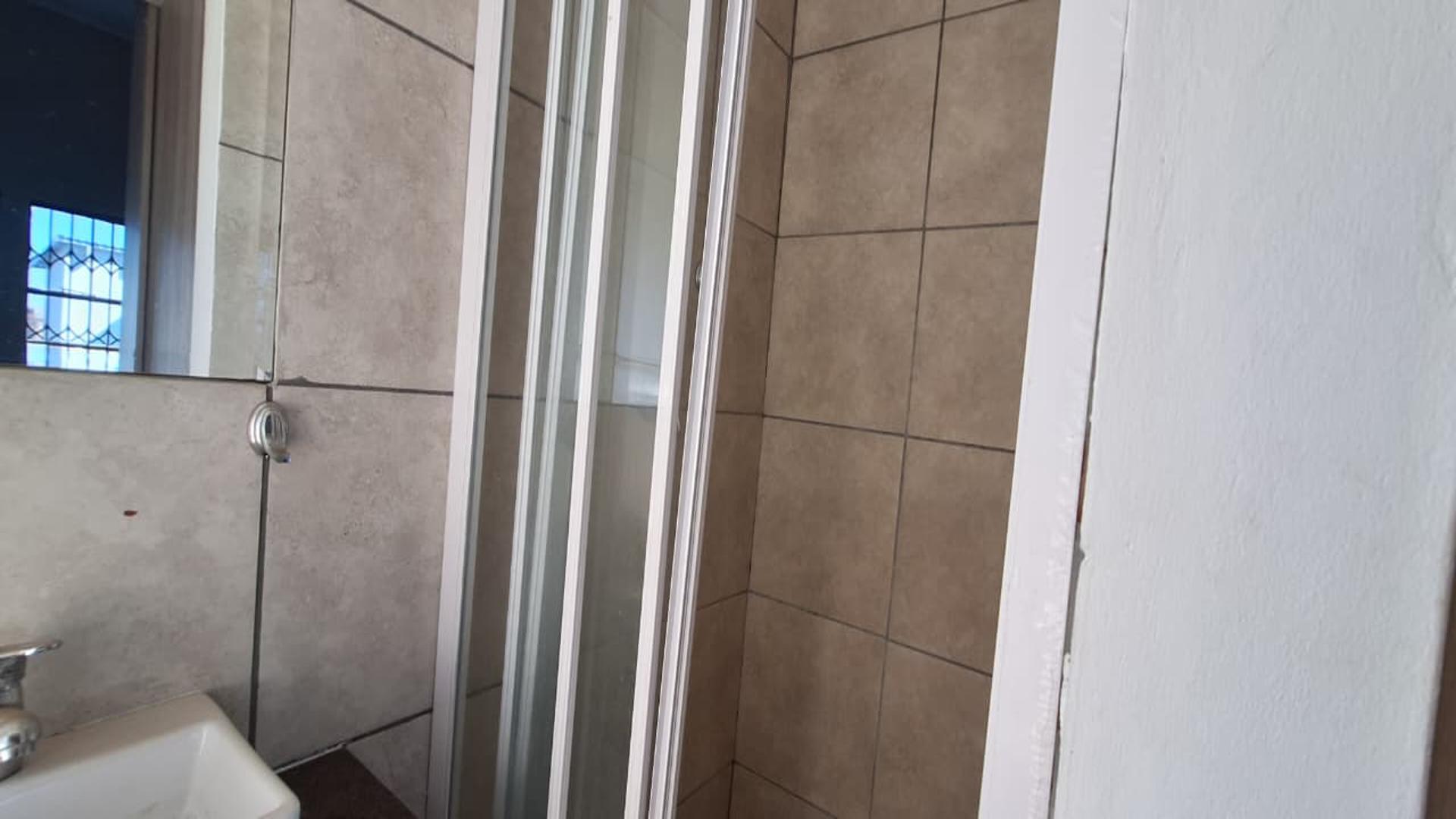 Main Bathroom - 6 square meters of property in Albertsdal
