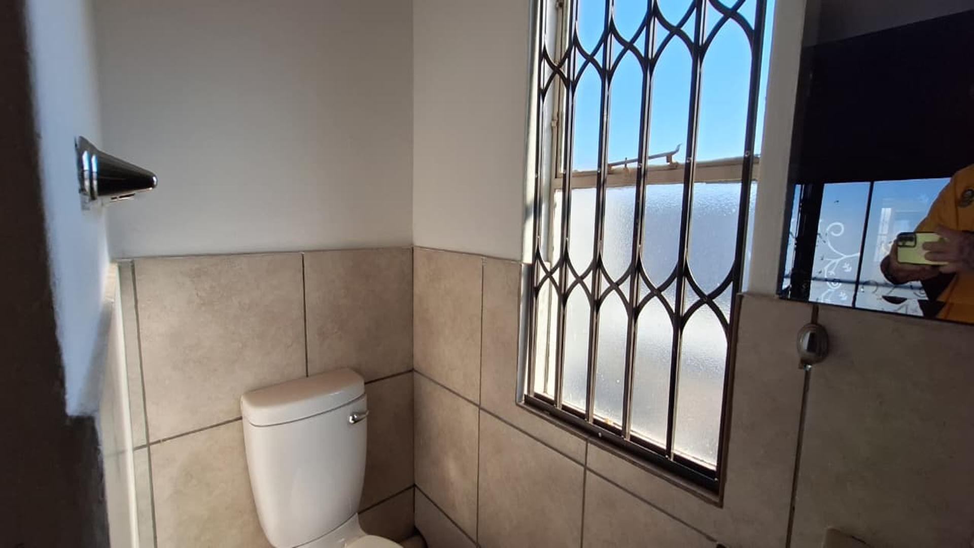 Main Bathroom - 6 square meters of property in Albertsdal