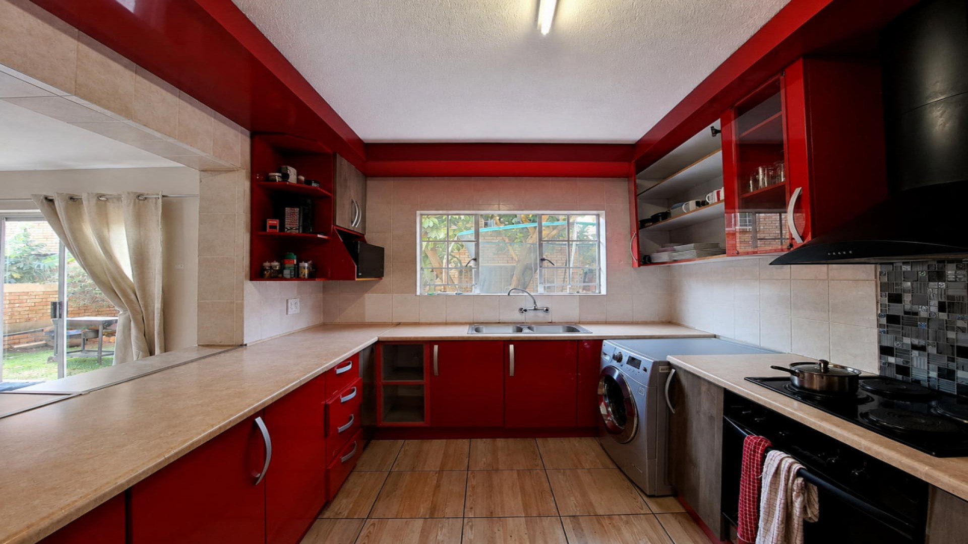 Kitchen of property in Heuwelsig Estate