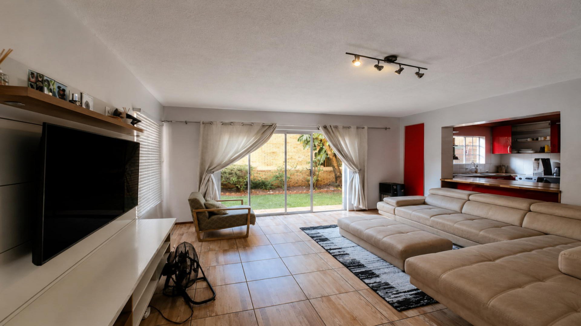 Lounges of property in Heuwelsig Estate