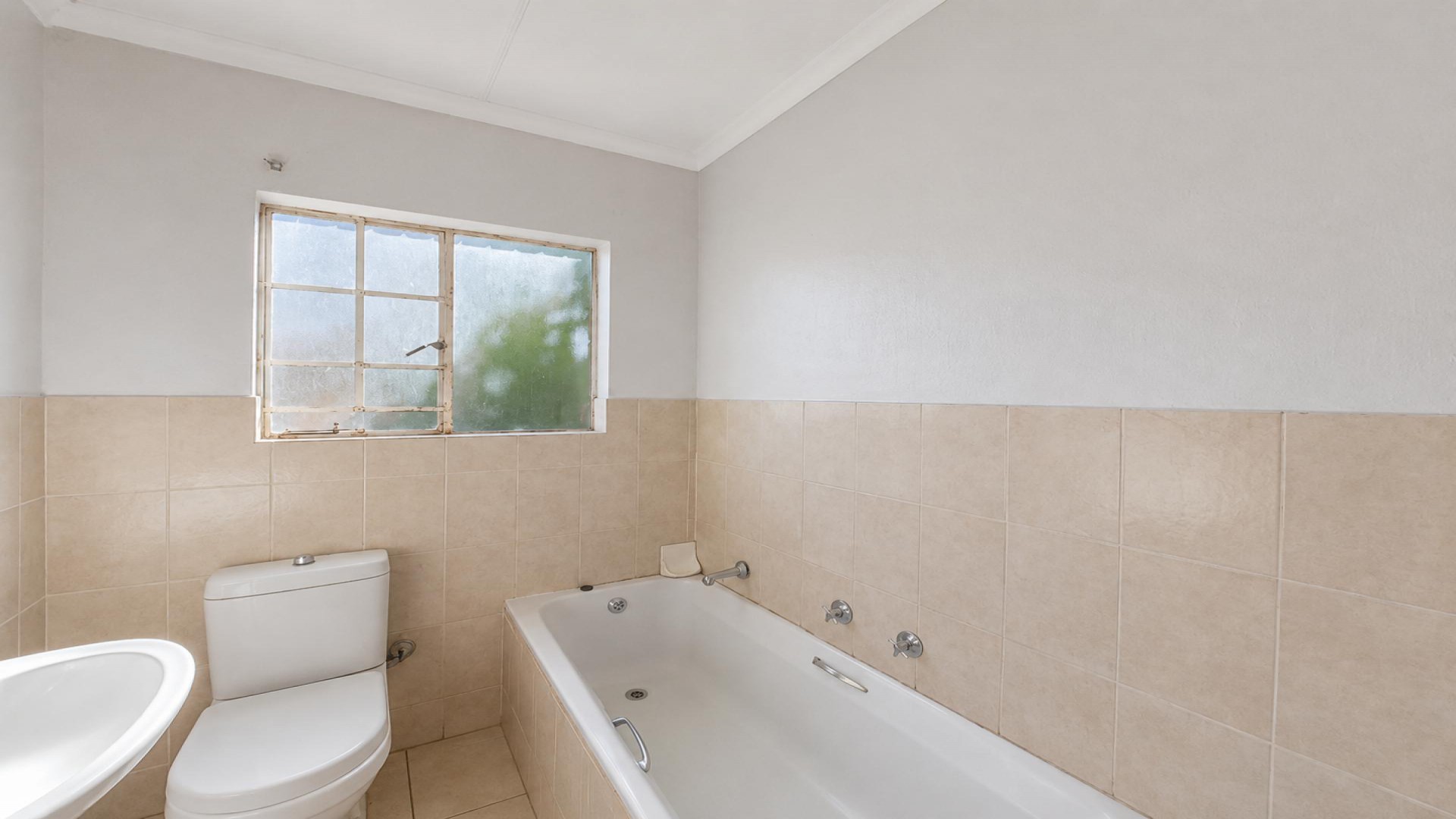 Bathroom 2 of property in Heuwelsig Estate