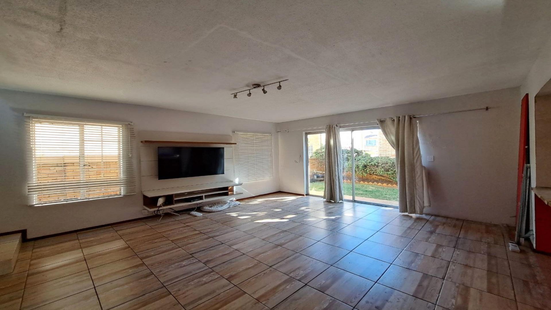 Lounges of property in Heuwelsig Estate