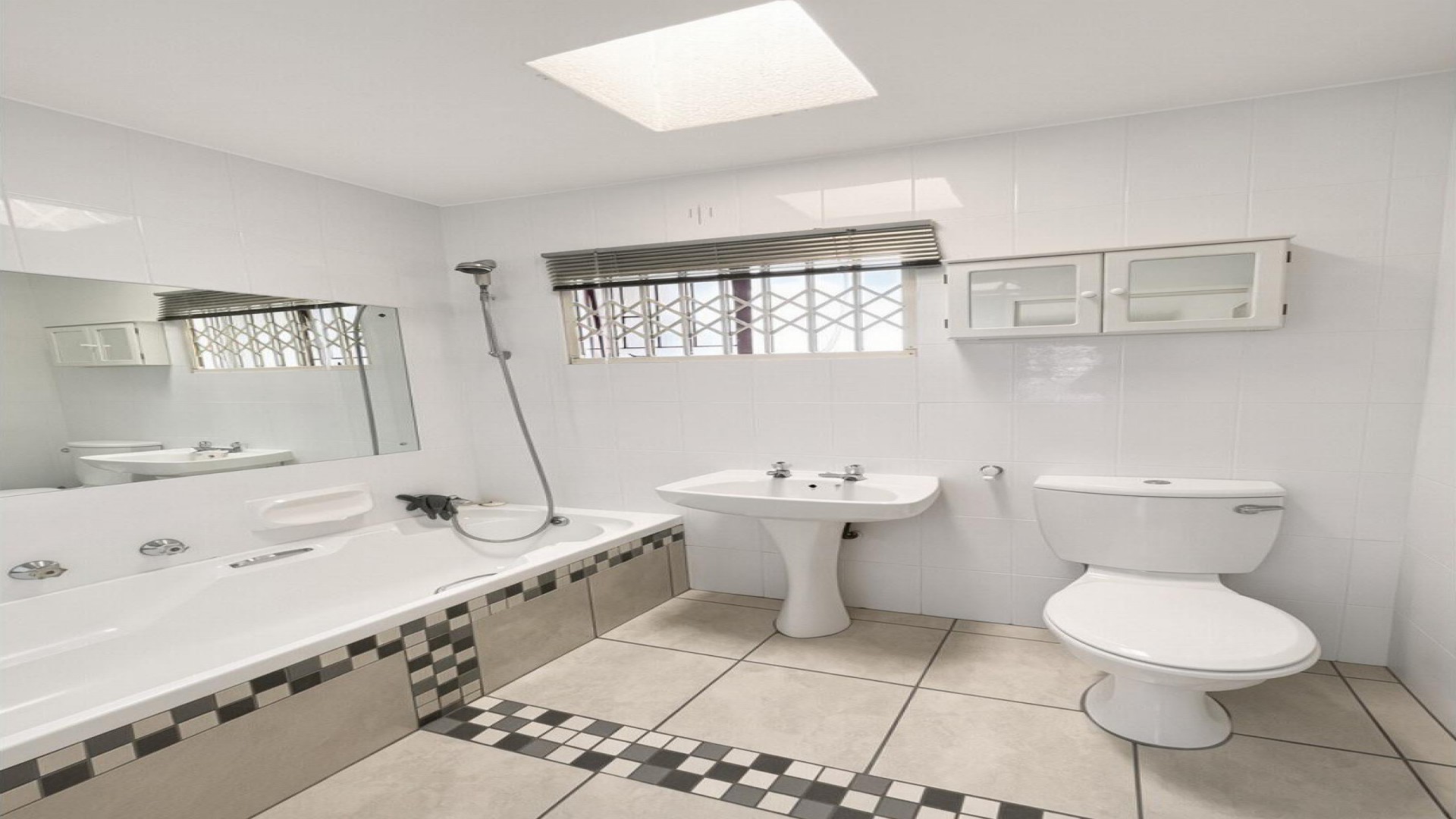 Bathroom 2 of property in Weltevreden Park