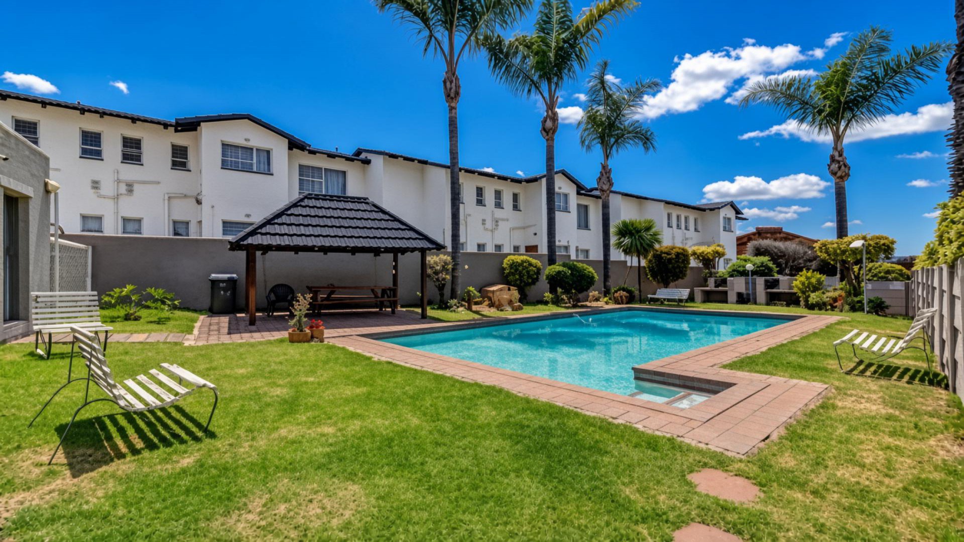 Swimming Pool of property in Weltevreden Park