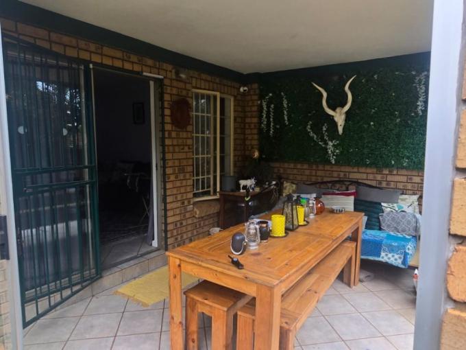 2 Bedroom Simplex to Rent in Faerie Glen - Property to rent - MR710093