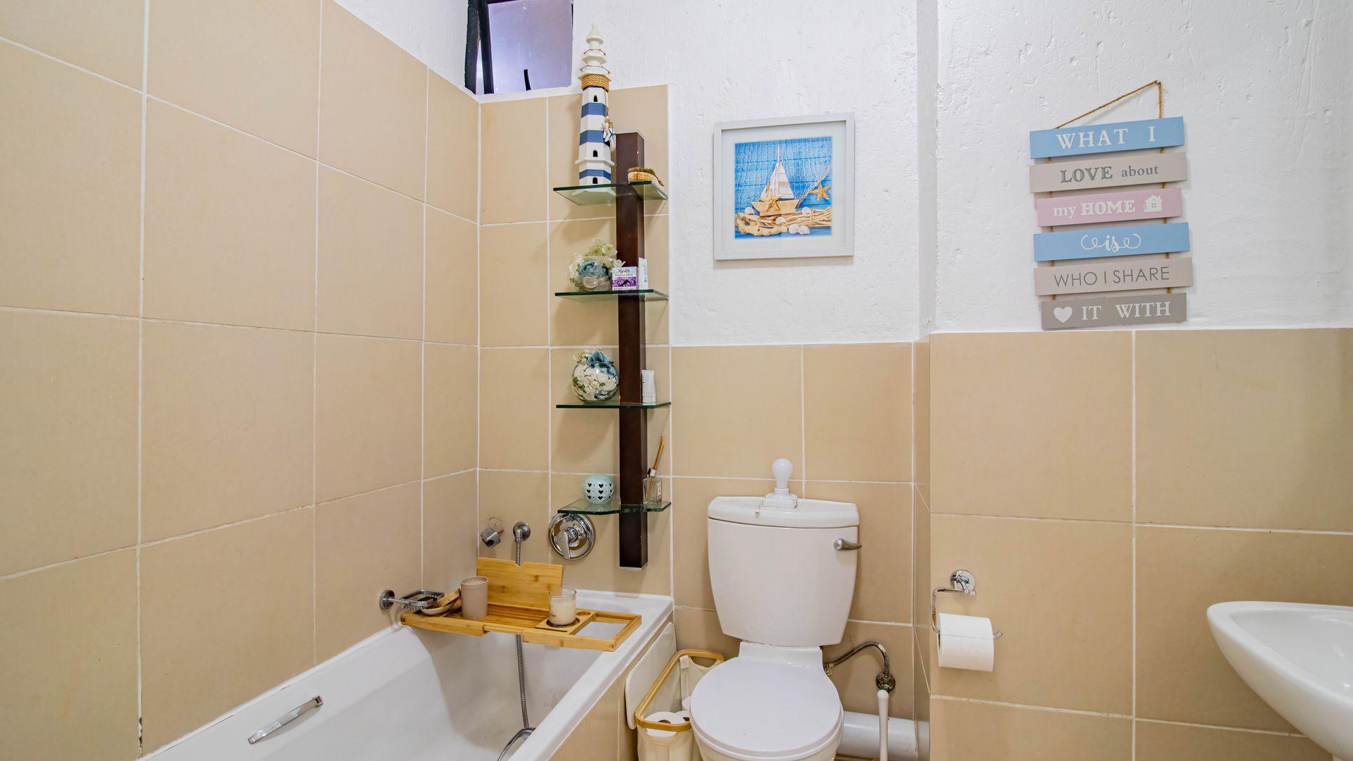 Bathroom 1 of property in Jackal Creek Golf Estate