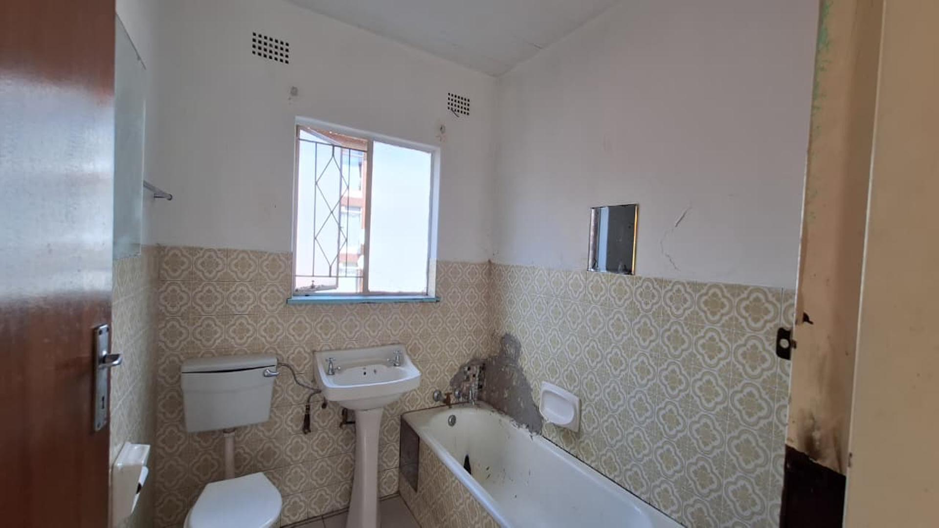 Bathroom 1 - 6 square meters of property in Germiston South