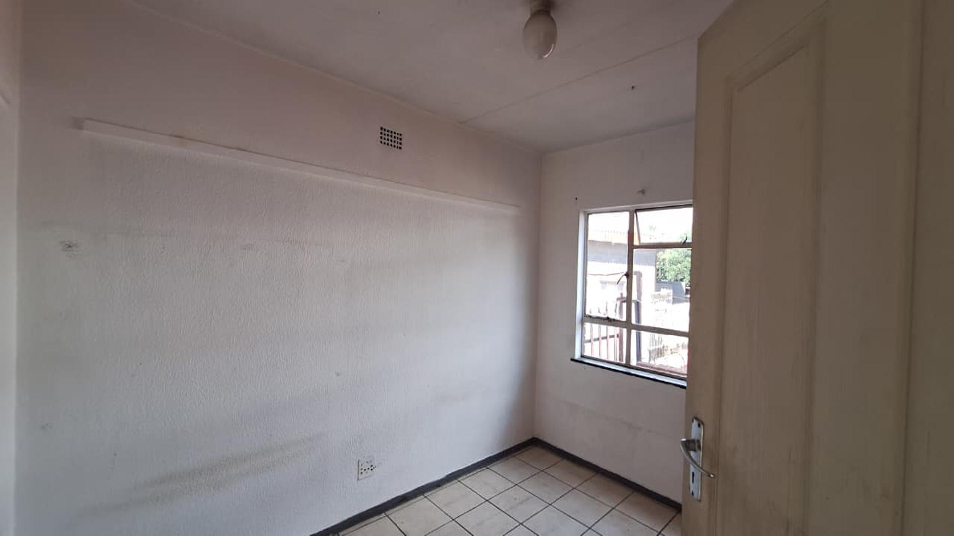 Bed Room 2 - 15 square meters of property in Germiston South