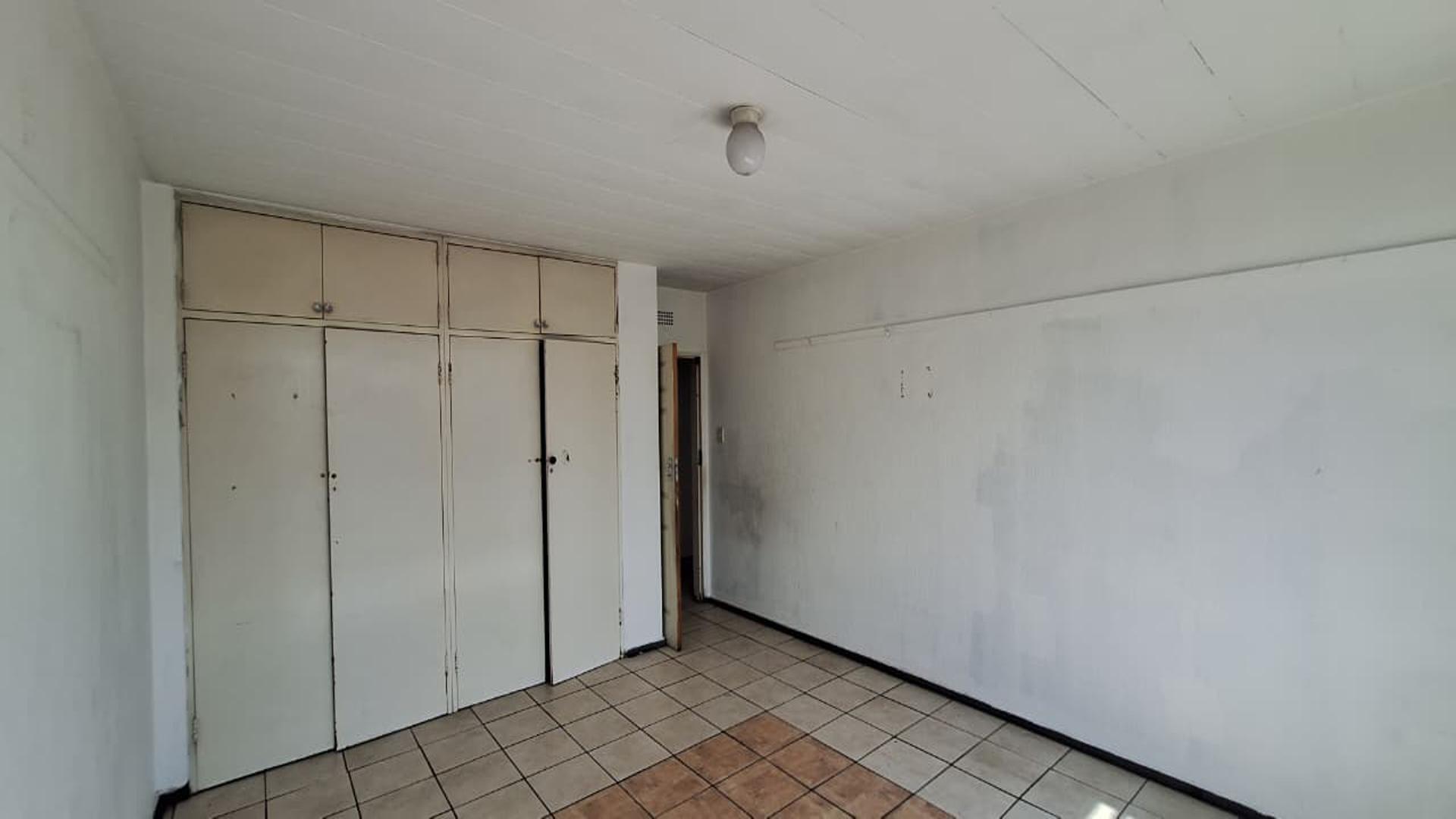 Bed Room 1 - 25 square meters of property in Germiston South