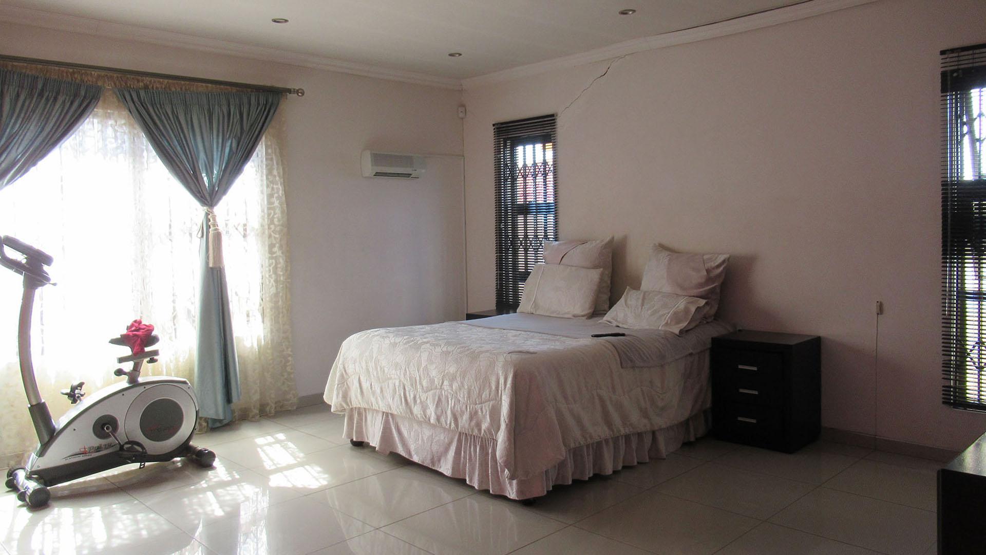 Main Bedroom - 30 square meters of property in Mid-ennerdale